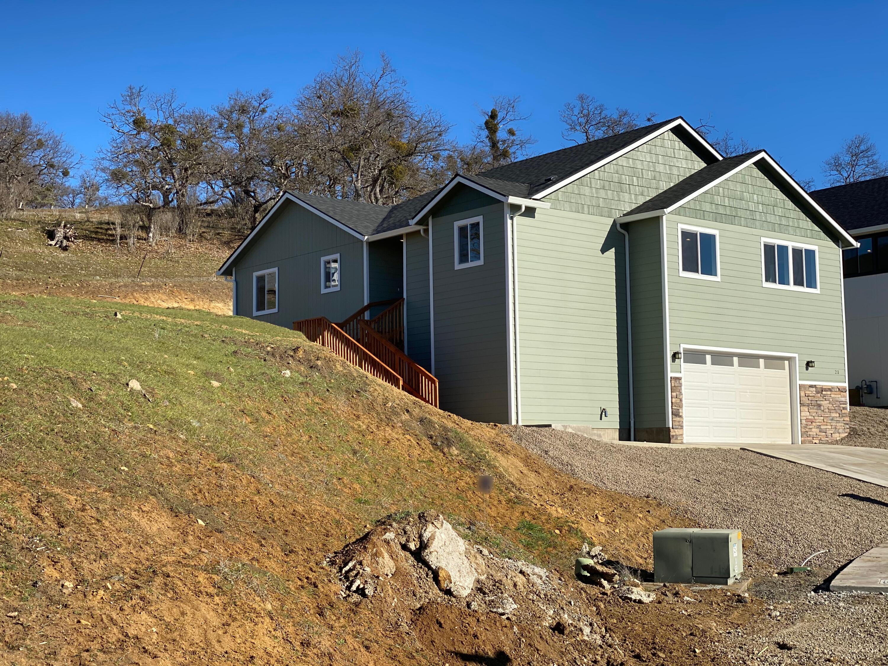 Sitting high above the neighborhood with mountain views. This newly built 3 bedroom, 2 bath 1762 sqft home is almost ready to move into! This home is located 12.1 miles
outside of Medford, OR. This home showcases an open floor plan, featuring vaulted ceilings, granite countertops, gas range, utility/mud room, and a full 2-car garage. Including all the conveniences of modern living! Near the Eagle Point golf course. Recreations include nearby rivers, waterfalls, hiking, and fishing. Seller offers a one year warranty from the builder on appliances, range, microwave and dishwasher.