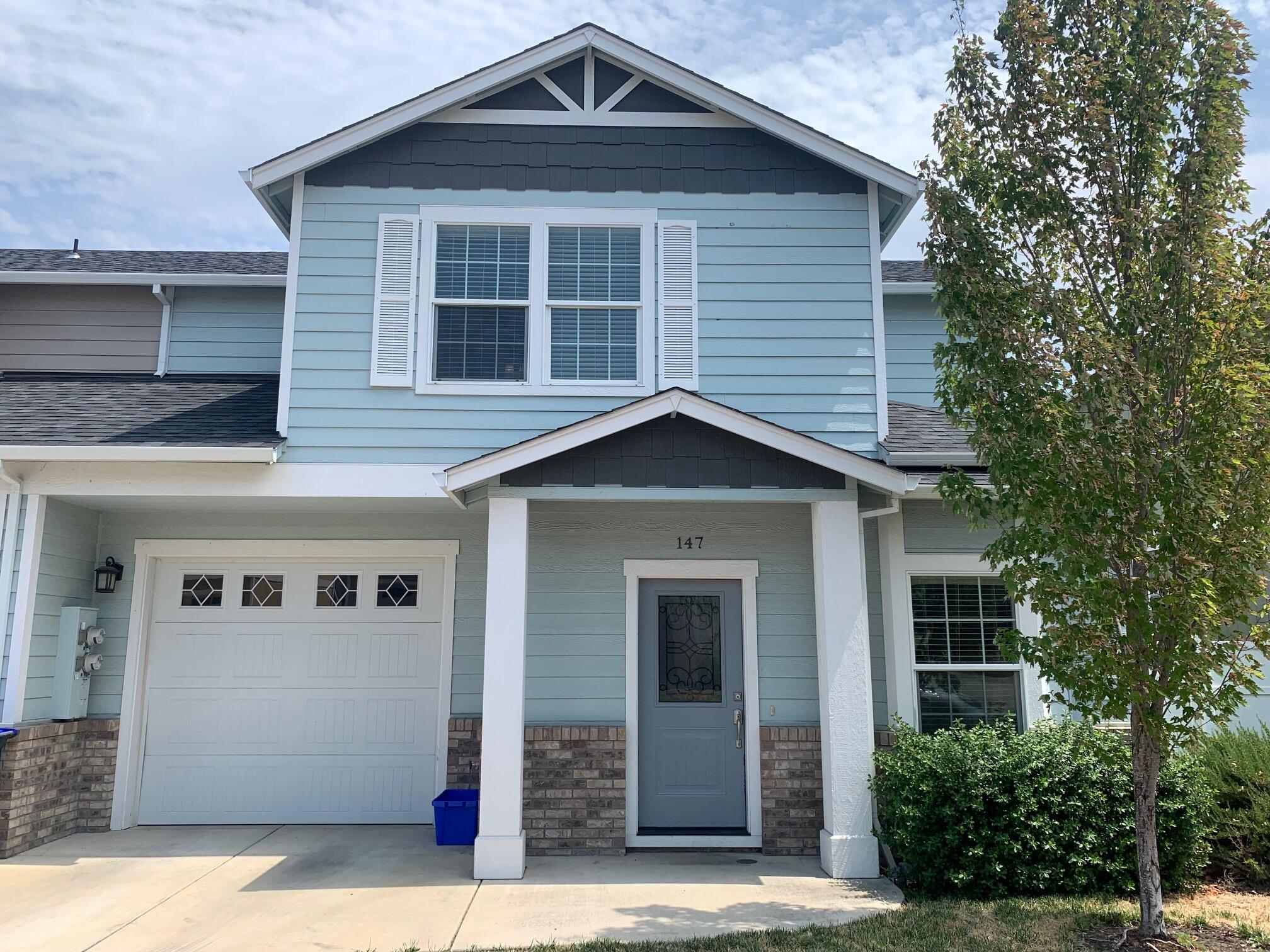 Lovely newer town home in the Clearview development in Talent OR. Gorgeous granite counters and wood floors. Great open floor plan and lots of extra storage. There  is full landscaping with automatic irrigation and an oversized one car garage. One owner is a licensed Oregon real estate broker.