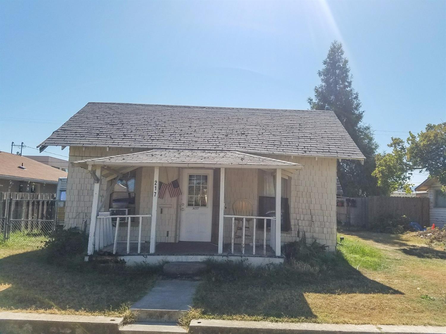 Great home for the investor and those buyers with an open mind. Home is 1 bedroom, 1 bathroom with good potential. Property does back up to McLaughlin junior high and has access from the back as well. Home will not finance..