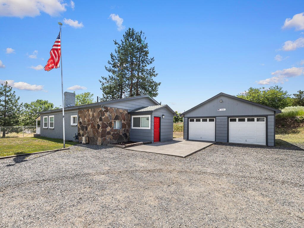 Do not miss this opportunity! Value priced, turnkey and great location make this home an easy choice. Features include fresh interior/exterior paint, new flooring, and a pellet stove for economical and comfortable heating. Just minutes from Oregon Technical Institute, Sky Lakes Medical Center and Kingsley Air Base just across town, this property would be a great starter home, student lodging during attendance at the college, an investment property. Will qualify for VA, FHA, USDA or conventional loan. Clean, and ready to move in! See this home before it is gone! Close to elementary school, Harbor Isles golf and fitness club, pickleball, tennis, harbor and yacht club, not to mention numerous water and hiking opportunities just around the corner!