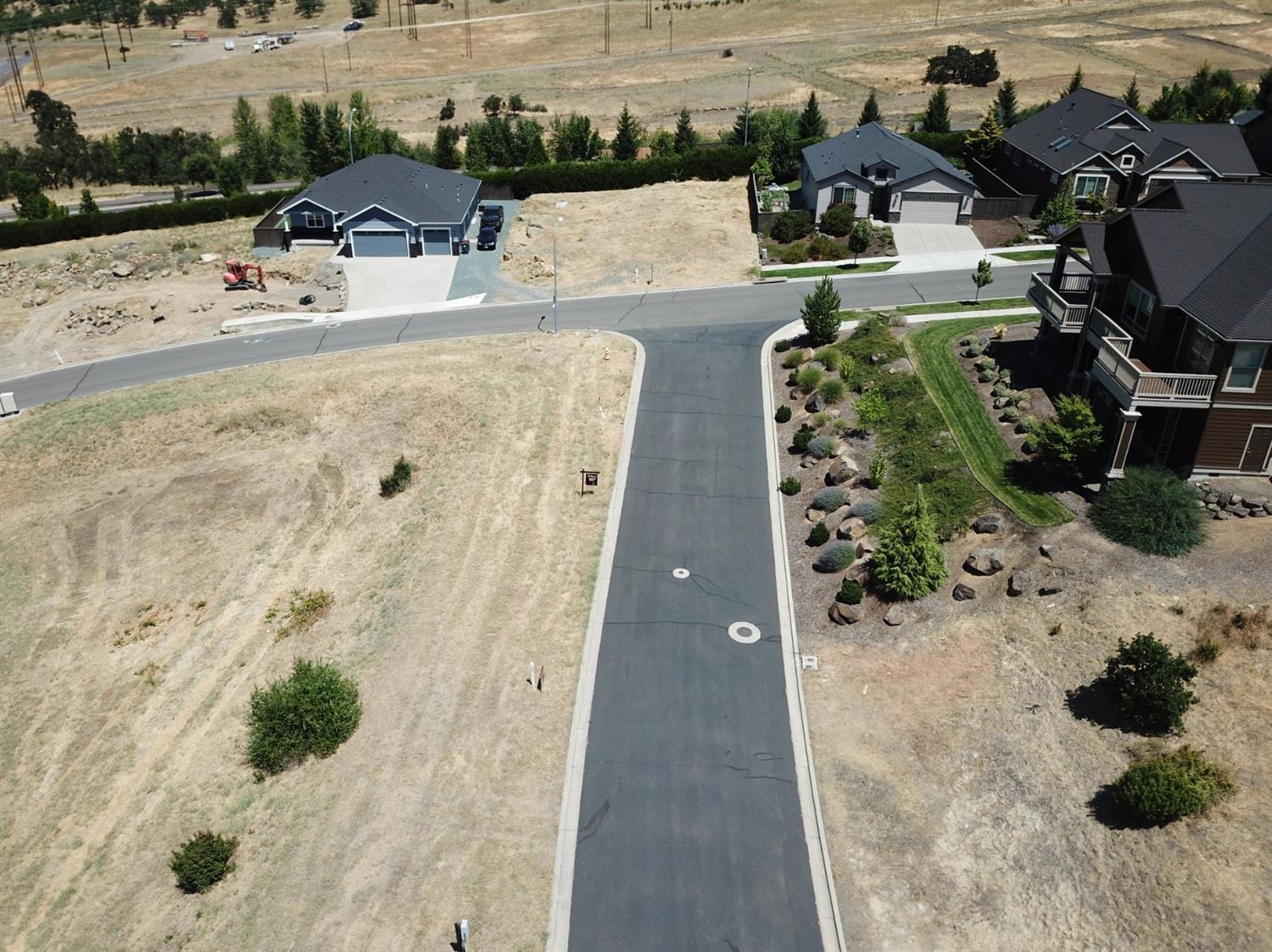 Time to buy this attractively priced, shovel ready View lot for sale in Medford's premier subdivision: Bella Vista Heights. Unlike most developments in East Medford, there is NO minimum building square footage requirement, all building designs to be approved by the Architectural Review Committee. Seller is offering courtesy to builders; multiple lot purchase discounts available. Call for details. HOA Dues $79.50/month/Lot 41