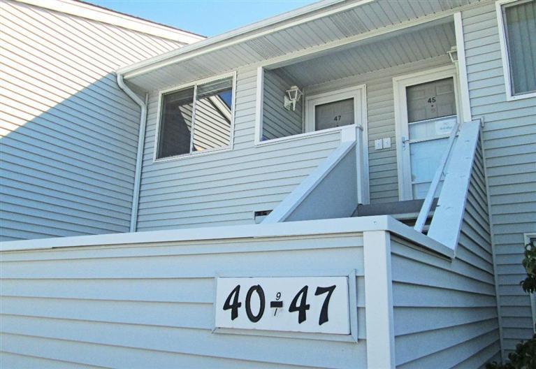 East Medford's Meadow Wood Condominiums--newer siding and roof. Located on the upper level overlooking the in-ground outdoor pool and central park-like common area. The single-level condo is tucked away from the road. Back deck faces east--sunny mornings and shaded for evenings. Single-car detached garage included (#4) plus covered parking in front of the condo. Newer dishwasher and refrigerator. Also includes washer and dryer. New HVAC 2010. Polybutylene plumbing replaced. Carpets freshly cleaned and condo is move-in ready. Owner occupied buyers only, which provides more financing options. HOA fees include: Water, sewer, garbage, pool, fitness center, clubhouse, grounds maintenance, exterior building maintenance, etc.