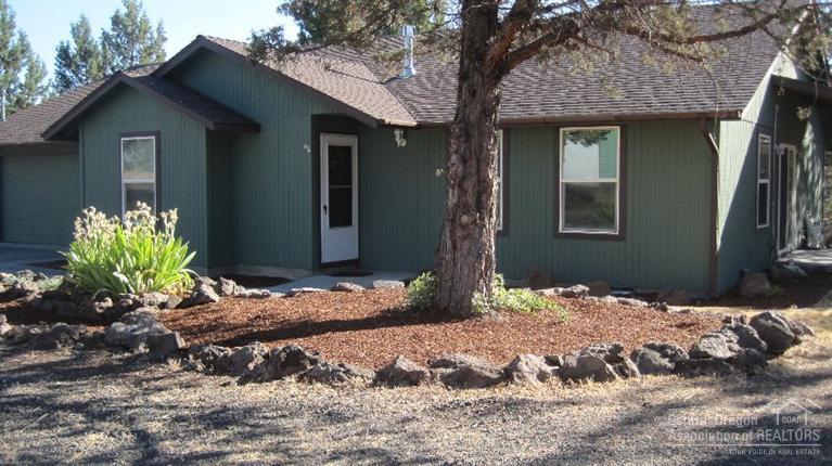 Need space? This 3 bed, 2.5 bath, 1610 SF home offers propane fireplace, covered deck off of dining and expansive master bedroom w/sliding door lading to hot tub on deck. 4.6 acres, large 48X36 shop w/50 amp and RV dump. Just a few miles from Lake Simtutus and Lake Billy Chinook.