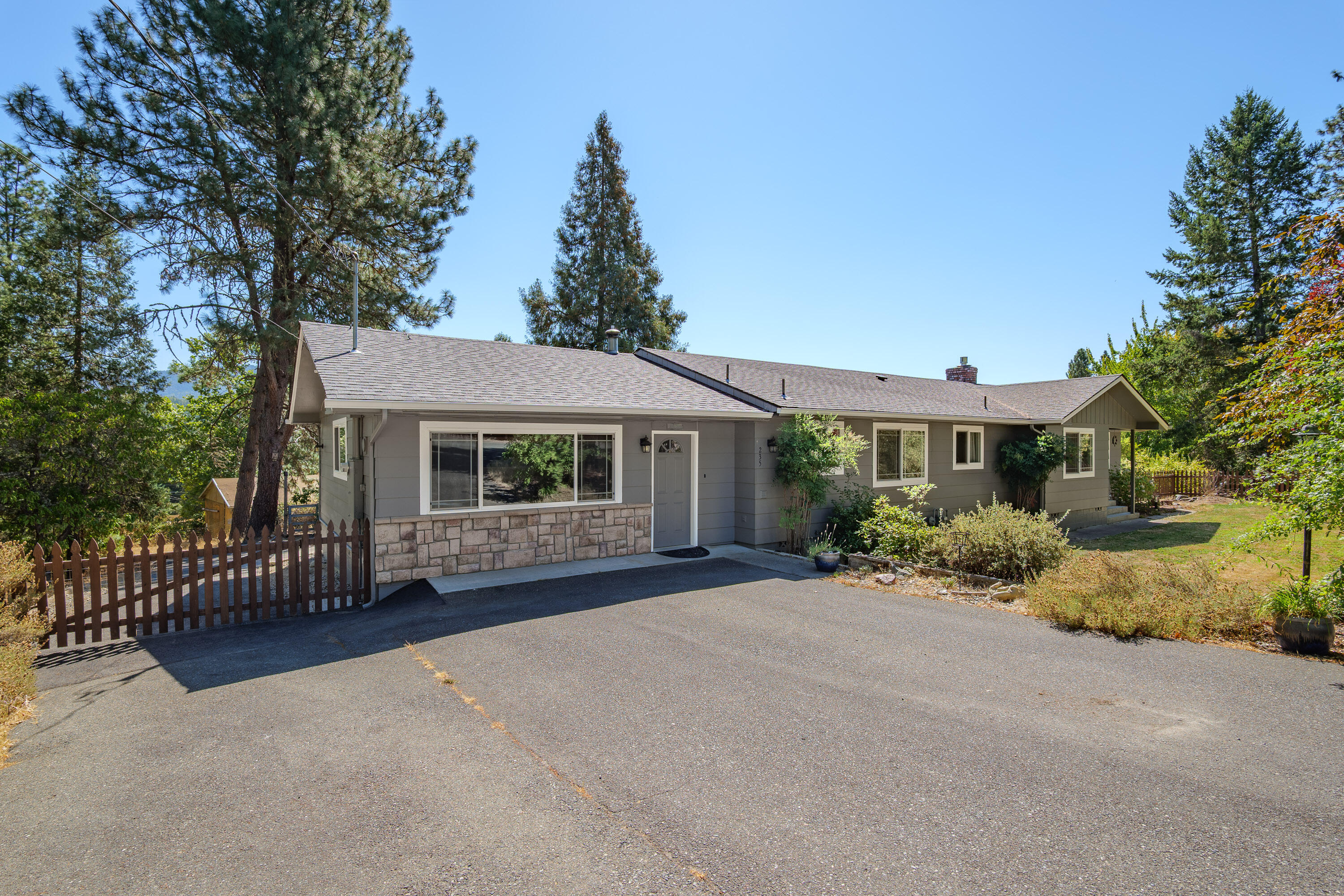 Cozy ranchette!

 Conveniently close to town, this single-level ranch home offers 2,134 sq. ft. with 3 bedrooms, 2 baths, a spacious family room, updated kitchen with breakfast nook, dining room for family meals, and cozy living room with gas fireplace for warm winter nights. Enjoy a serene setting on this .72-acre lot plus an additional .76-acre parcel with a functional barn, carport, RV parking, small pasture, mature trees, garden area, fruit trees, grapevines, and gated wrap-around driveway. Relax on the covered deck and take in beautiful mountain views and sunsets. Low county taxes with Grants Pass School District convenience for a family!