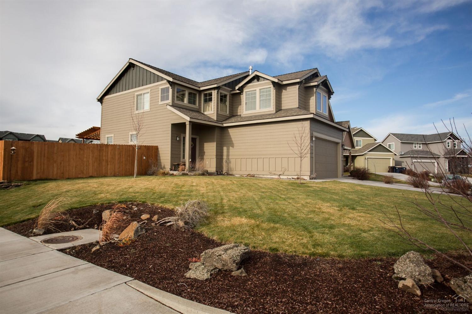 Large SFR in a great SW location close to shopping, schools & the canyon trail. Landscaped corner lot W/fenced back yard, new large deck w/ pergola & underground sprinklers. Big open entry, 3 bdrm, 2.5 bath home comes w/ bonus rm that could easily be a 4th bdrm. Mountain views from the really nice master bdrm with the bath having dbl sinks, Soaker tub and walk in closet. Roomy kitchen w/ nice appliances & large eating bar, pantry, & dining area. Open great rm with gas fireplace. This is a must see.