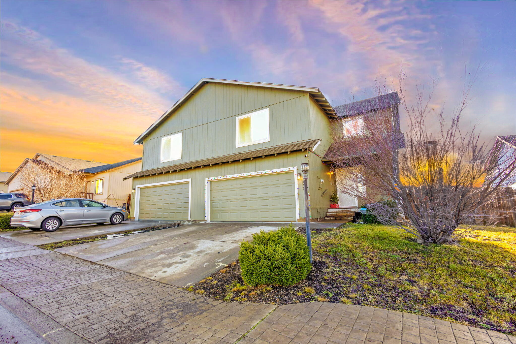 Welcome home to this nicely updated 2006 townhome in Strawberry Heights. Large 1,760 sq ft, 3 bedroom, 2.5 bath w/large upstairs bonus room/loft. Property has been
owner occupied & nicely updated with exterior paint (2022), garage door opener, water heater & new ($7,000) air conditioner which is very rare to find in this neighborhood. Upstairs primary bath has been updated w/new flooring, vanity w/quartz counters & new fixtures. Huge walk-in closet & large vaulted ceilings
makes this primary feel extremely spacious. Two more large bedrooms, as well as full bath, laundry space w/ washer & dryer included! Huge loft, family room finishes off the upstairs. Downstairs the kitchen has an updated stainless steel stove, dishwasher & fridge. The back yard has a concrete patio, and new rear fencing was just installed with gate to access a possible future park. Large 2-car garage w/plenty of parking & a driveway. Front yard is landscaped & has underground sprinklers. Move in ready property!