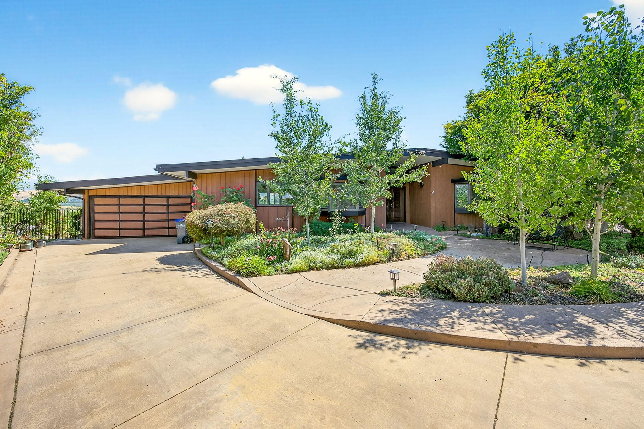 Here is your chance to own one of the first homes built on the Oak Knoll golf course over looking the 9th fairway.  Enjoy your morning coffee while you watch the sun come up over the Cascade Mts.  Stunning unobstructed views from this single level 1995 sq ft home on a .24 acre lot in a quiet cul-de-sac make this the perfect choice.  The 3Bd 2 1/2 bath home with vaulted open beamed ceiling, stunning floor to ceiling gas fireplace and wall of Anderson windows bring in natural light.  New flooring, new GE double oven, new GE gas stove top, granite counter tops, newer A/C and Furnace with State of the Art ActivePure Air Scrubber technology to reduce pathogens in air and on surfaces. Freshly painted interior.  Underground sprinklers front and back irrigate the beautifully landscaped fruit trees, raised beds and roses. Covered deck plus a Sunsetter awning for added shade add to the outside appeal.  Green house, home security cameras, outside storage, and RV parking make this a must see