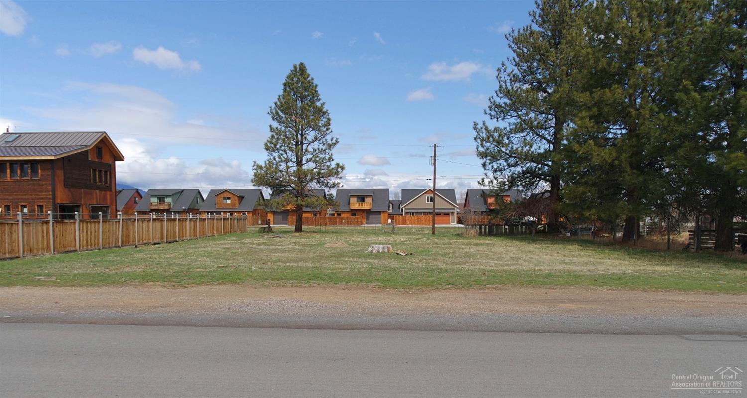 In town lot with mountain views and division potential. Current City zoning allows for multiple residential and commercial options. Including, but not limited to, single family dwellings, duplexes, townhouses, cottages, office, studios, galleries, retail, hostel, vacation rental. Buyer to perform own due diligence on potential uses with the City.