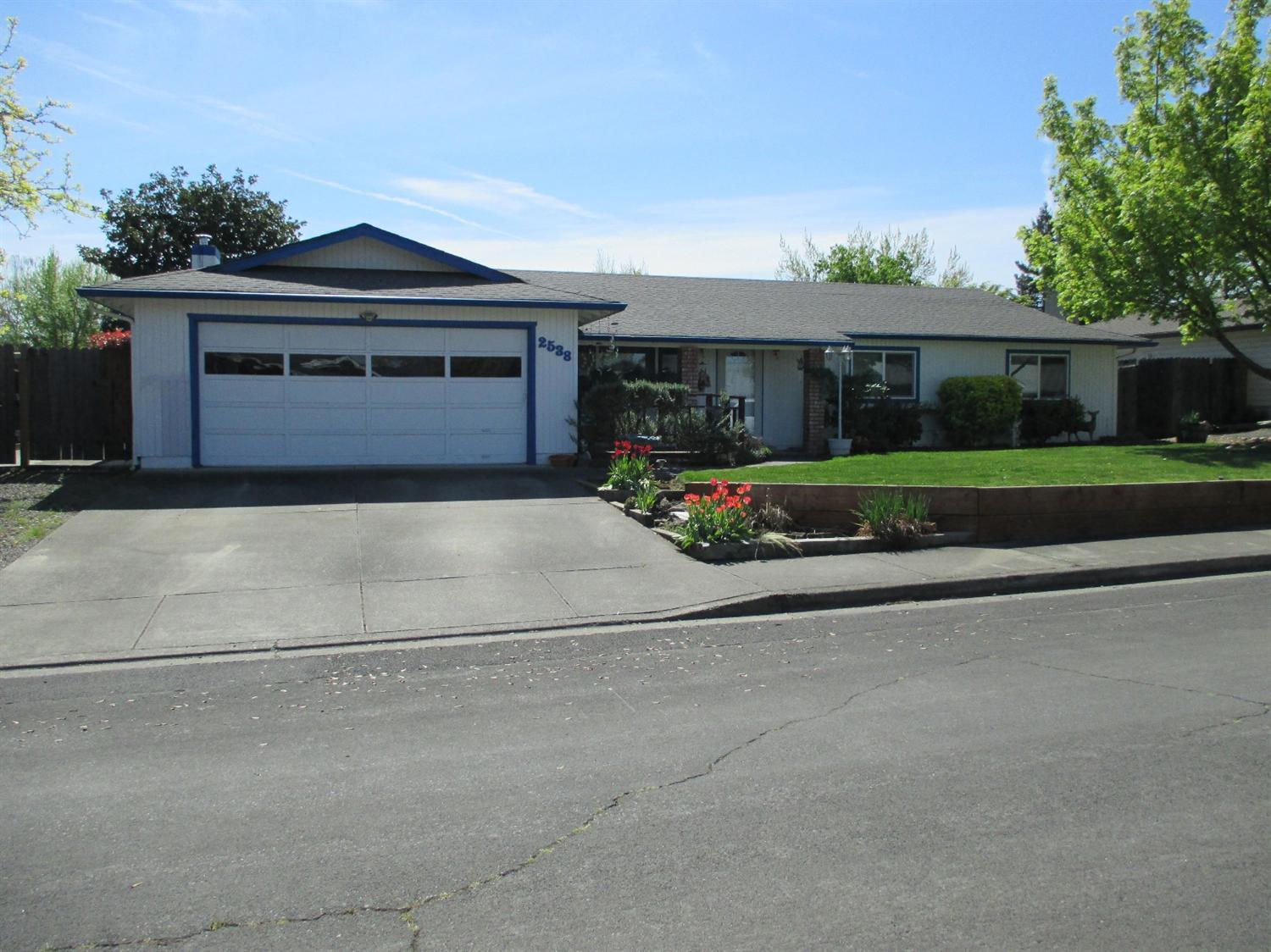 Quiet Cul de sac. 3 bedroom and 2 bath 1829 Sqft, including the sun room, super clean house, dining area, living room and a very spacious family room with wood beam ceilings and fireplace/stove insert, good sized master suite with jetted tub and sliding door to the backyard. Double panned efficiency windows. There is a large backyard with a shed as well.