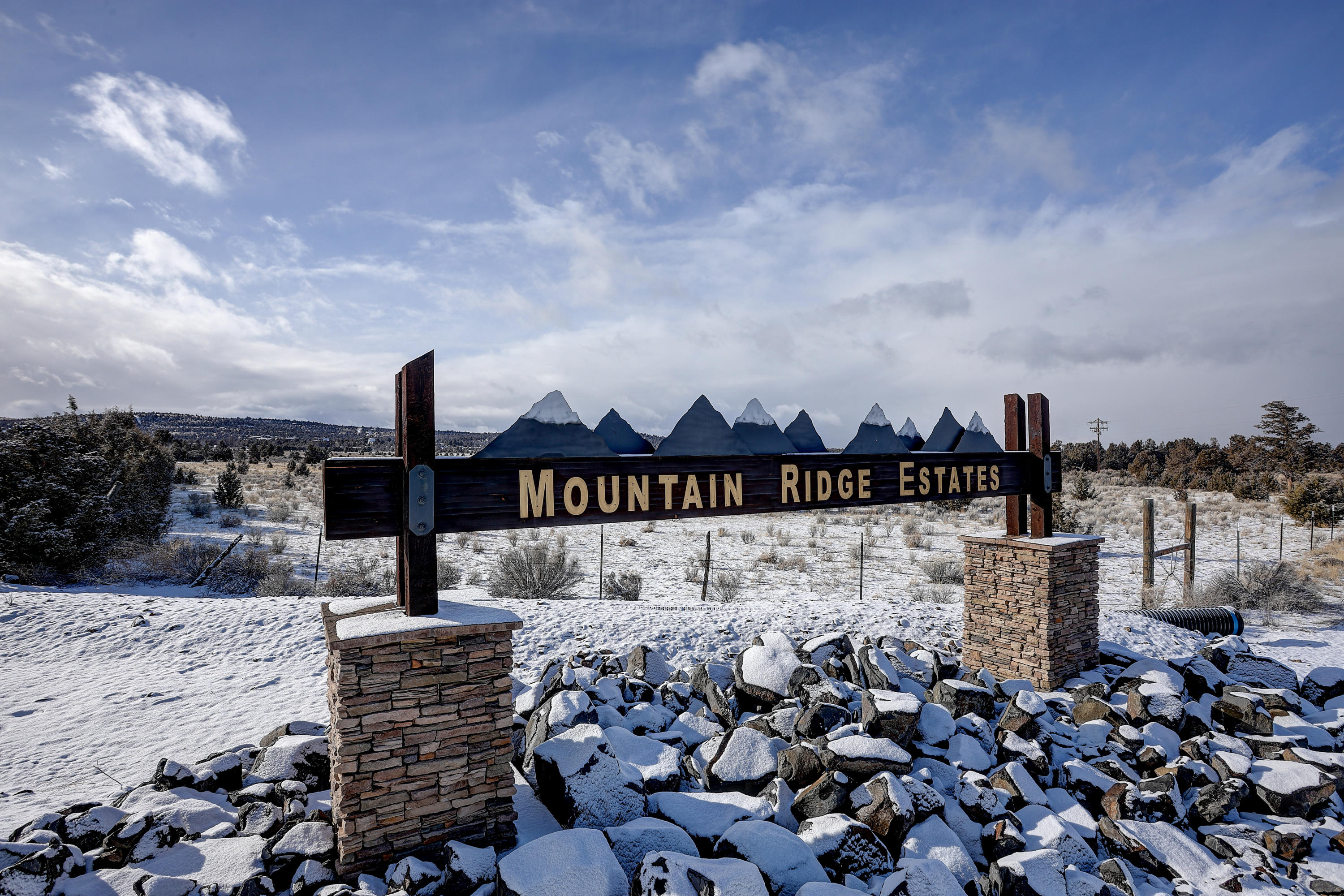 Perfect location to build your dream home in the gated community of Mt Ridge Estates! This  level 2+ acres has it all! Privacy, shared well, approved standard septic, underground utilities & paved streets. Located just minutes to the Prineville Reservoir & 1000's of acres of public lands. Enjoy unlimited recreational activities right outside your front door!