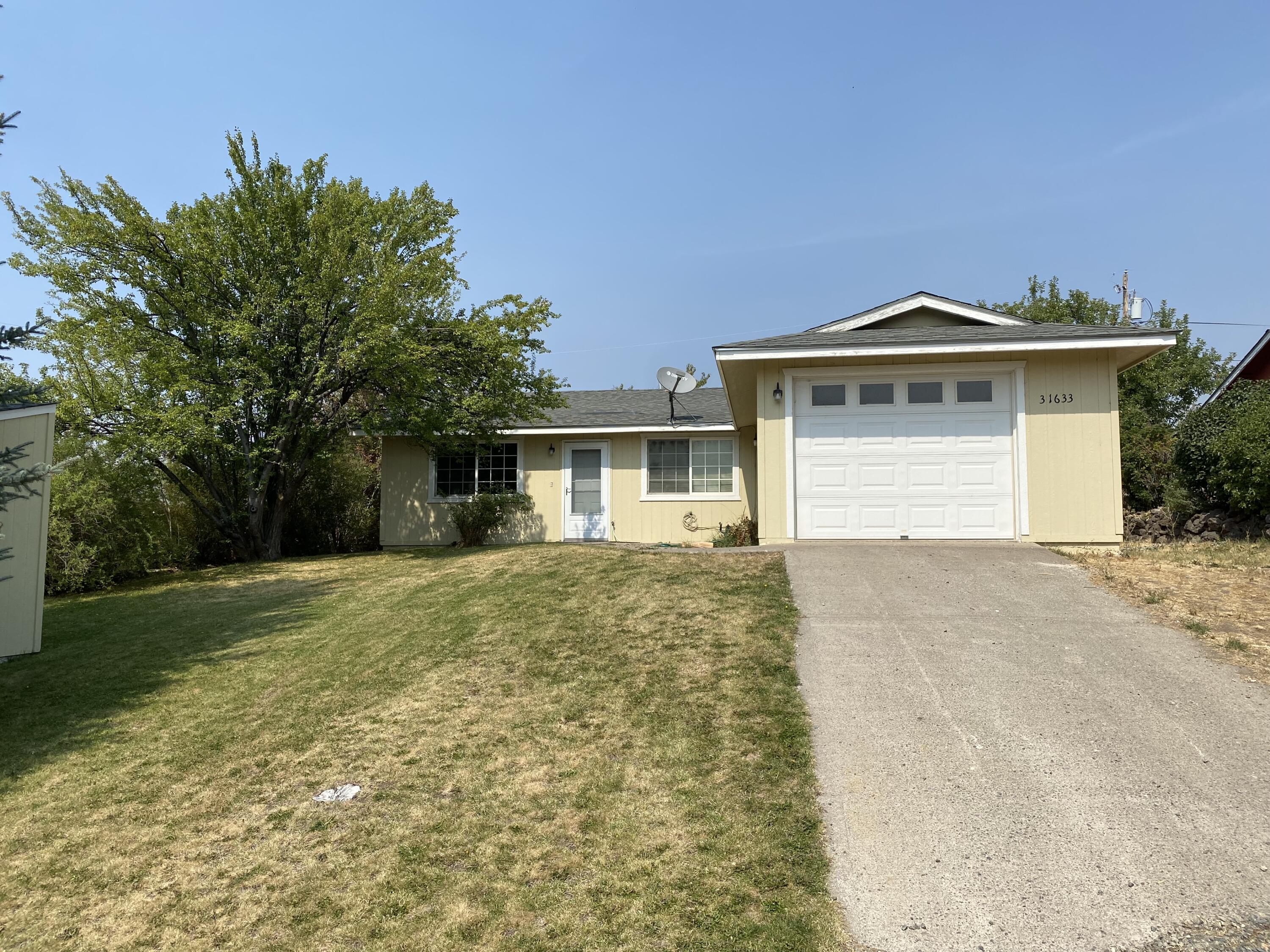 This home is located in the quaint little town of Bonanza. Only about 23 miles from Klamath Falls. 3 bedroom, 1 bath home with just over 1100 square feet with a nice floor plan and attached garage. Close to a country convenience store, restaurant, gas station, school, and just a few blocks from the park! Country atmosphere everywhere around this town.