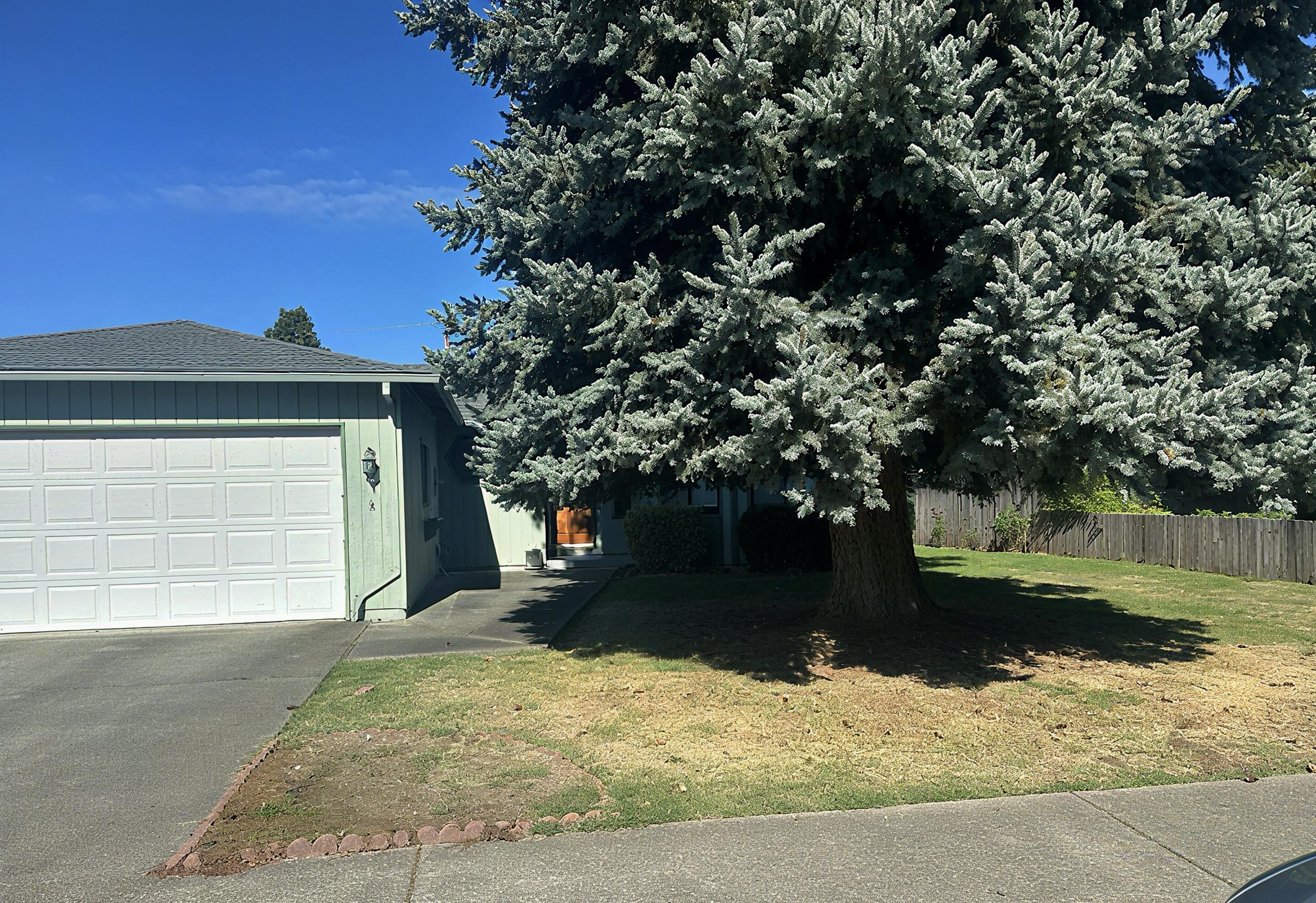 Charming ranch-style home featuring 3 bedrooms and 2 bathrooms in the desirable Parkside Elementary School district. This property offers a 2-car garage and is just a short distance from Reinhart Park. Great opportunity for a buyer to update and make it their own!