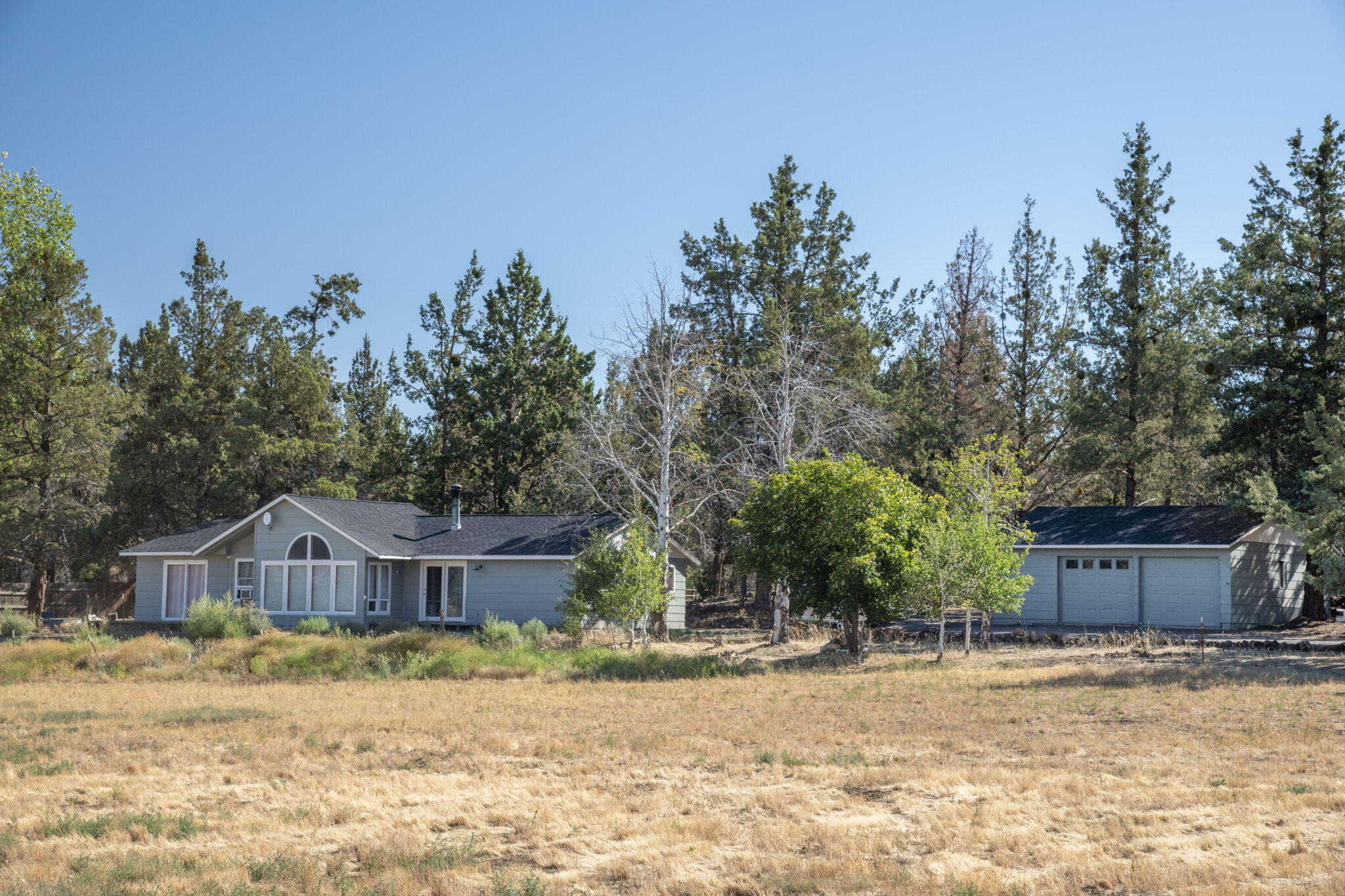 Looking for a quiet, off the beaten path location with amazing mountain views and potential future development potential? Freshly painted inside and out, new tile floors in the bathrooms, new dishwasher and new sliding doors.
This could be the one. This 4-bedroom, 2 bath home sits on 5 peaceful acres in a location that provides access to shopping, schools, parks and medical facilities. Private well, oversized garage, and a room for all of your toys.