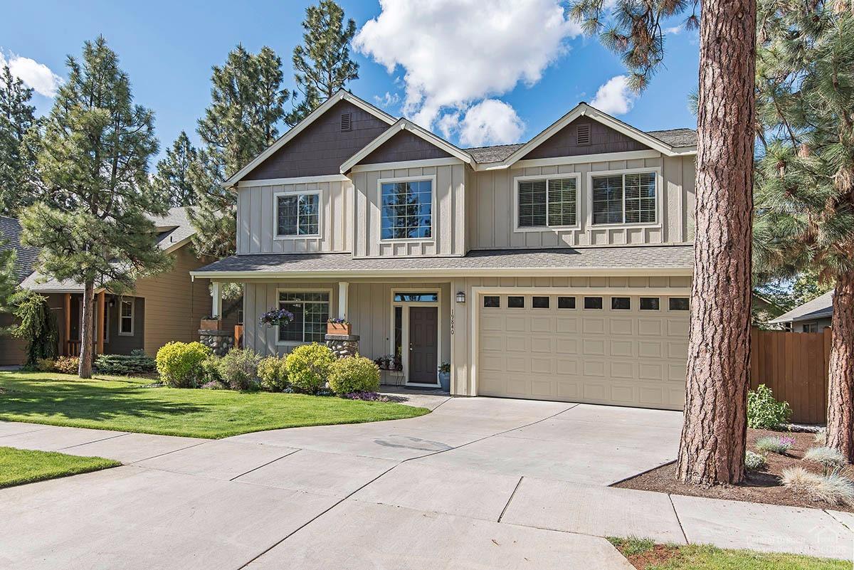 Refreshingly remodeled 5-bedroom in the quiet yet convenient Pine Ridge Estates neighborhood! New hardwood flooring, carpet and interior paint on trim, walls & cabinets have made this home bright, modern & stunning! Large multi-purpose loft area upstairs. Full bed & bath downstairs. A/C, private backyard, custom built-in Baldhead garage cabinets, and so much more...this home has everything going for it and won't last long!