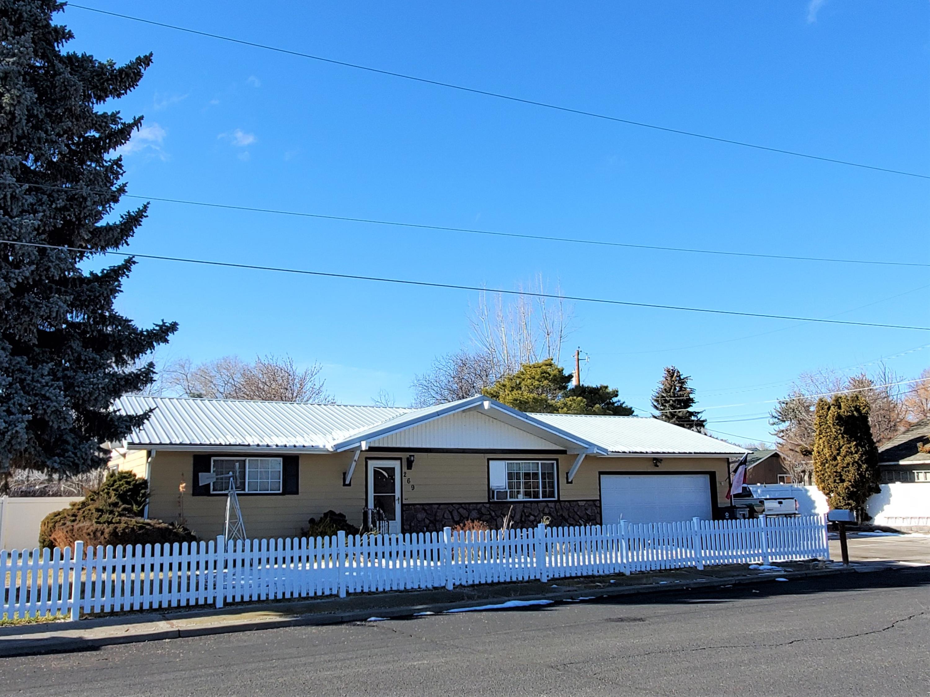 Corner lot cottage situated close to downtown! Stylish laminate floors in the kitchen and dining, tiled utility room, and tiled bathroom floor with a solid surface counter.
The kitchen cabinets have pull out shelves and the garage is attached. Your pets will enjoy the fenced yard! Seller will not pay commission on seller contributions
towards buyer's loan costs, prepaids or non-revolving charges.