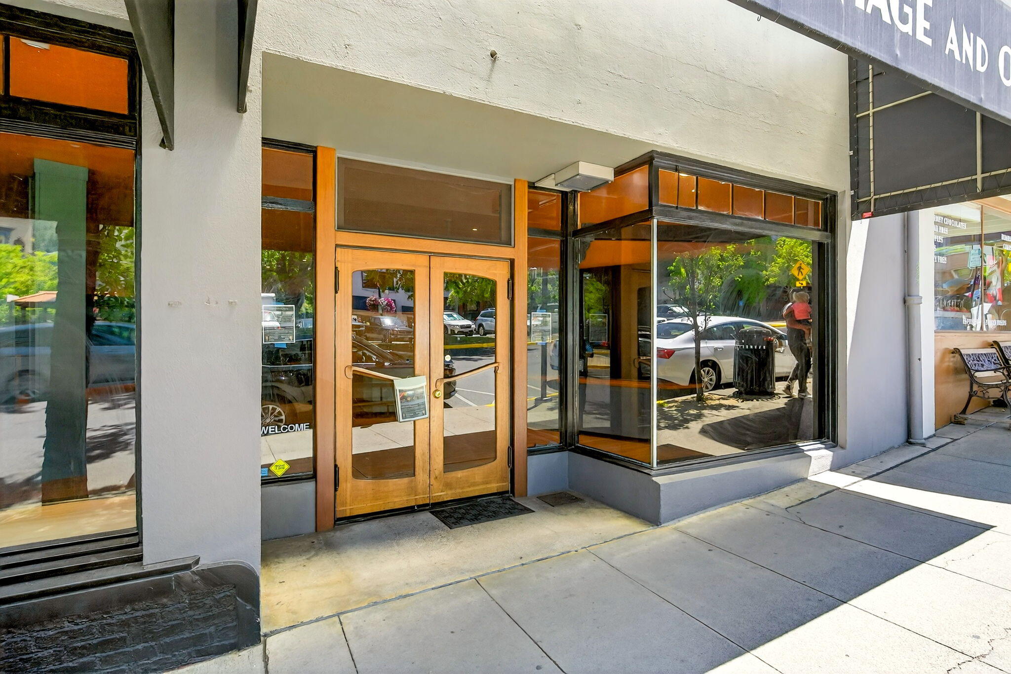 Ideal location for boutique type retail with unisex restroom. 2673 SQ FT (1646 SQ FT Street level, 1027 SQ FT Basement level). Ashland Plaza Mall is well located across from the Plaza and in entry in to Lithia Park. GROSS RENT INCLUDES ALL TRASH/UTILITIES ''EXCEPT VOICE/DATA''. Minimum one year lease.