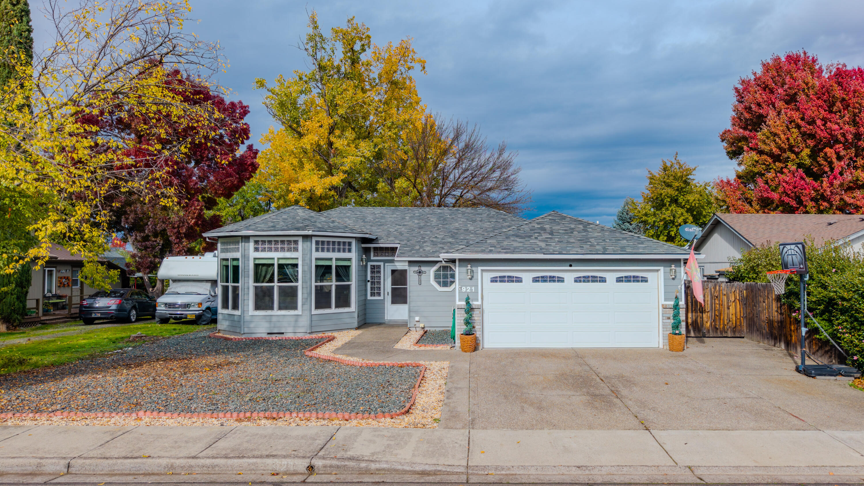 Experience comfort, convenience, and community at this well-located home in the sought after Forest Glen Subdivision of Central Point. Perfectly situated for everyday ease, this property offers quick access to Costco, shopping malls, top-rated schools, clinics, and the I-5, making it an ideal choice for commuters and busy households.
Inside, you'll find a warm and functional layout designed for both relaxation and day-to-day living. Natural light brightens the home throughout, creating an inviting atmosphere from the moment you walk in. Whether you're gathering in the living spaces or unwinding after a long day, this home provides comfort in every corner.
Step outdoors and enjoy the true appeal of Forest Glen. A nearby park offers a peaceful green space, and you'll often find neighbors out for their daily walks in every season—adding to the friendly and connected feel of the community.