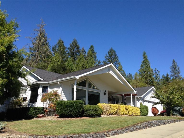 Breathtaking contemporary home with all the niceties: vaulted ceilings, slab granite in the kitchen, jack-n-jill guest bath, hardwood flooring with carpet, floor to ceiling bay windows, and roomy great room feel. Located on an enormous city lot elevated above the valley floor with outstanding views and quick access to town.
