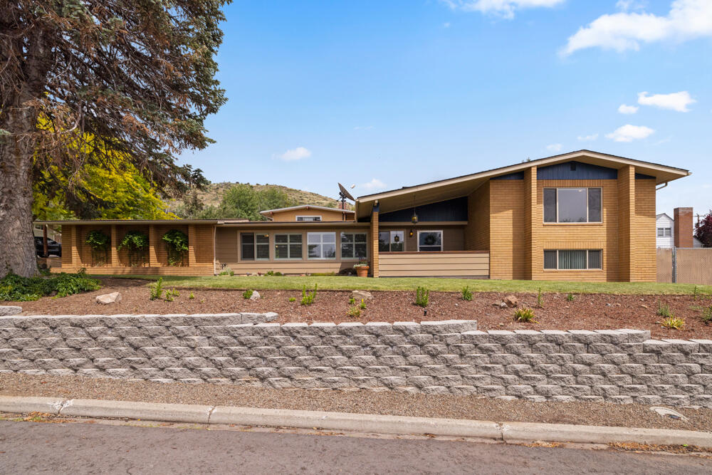 Come check out this timeless beauty in one of Klamath's premier neighborhoods. This Mid-Century Modern, tri-level home shows pride-of-ownership at every turn, with beautiful hardwood floors, an updated kitchen with granite countertops and stainless steel appliances, elegant wood shutters, and a layout that just makes sense!

If you're looking for space to spread out in a neighborhood you'll surely love, this large 4 bedroom, 3 bathroom home will likely check all your boxes.

As an added bonus, you're just a short distance from Roosevelt Elementary, Eulalona Park, coffee shops and The Falls Taphouse, hiking trails, and the hospital/OIT campus.