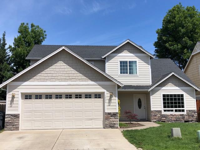 A great value for a nice home on a sweet cu-de-sac. This home has a large master suite on the main floor. Huge living room with expansive vaulted ceilings and separate den w/fireplace. Large kitchen with stainless steel appliances and granite countertops. A great family home in a nice neighborhood!