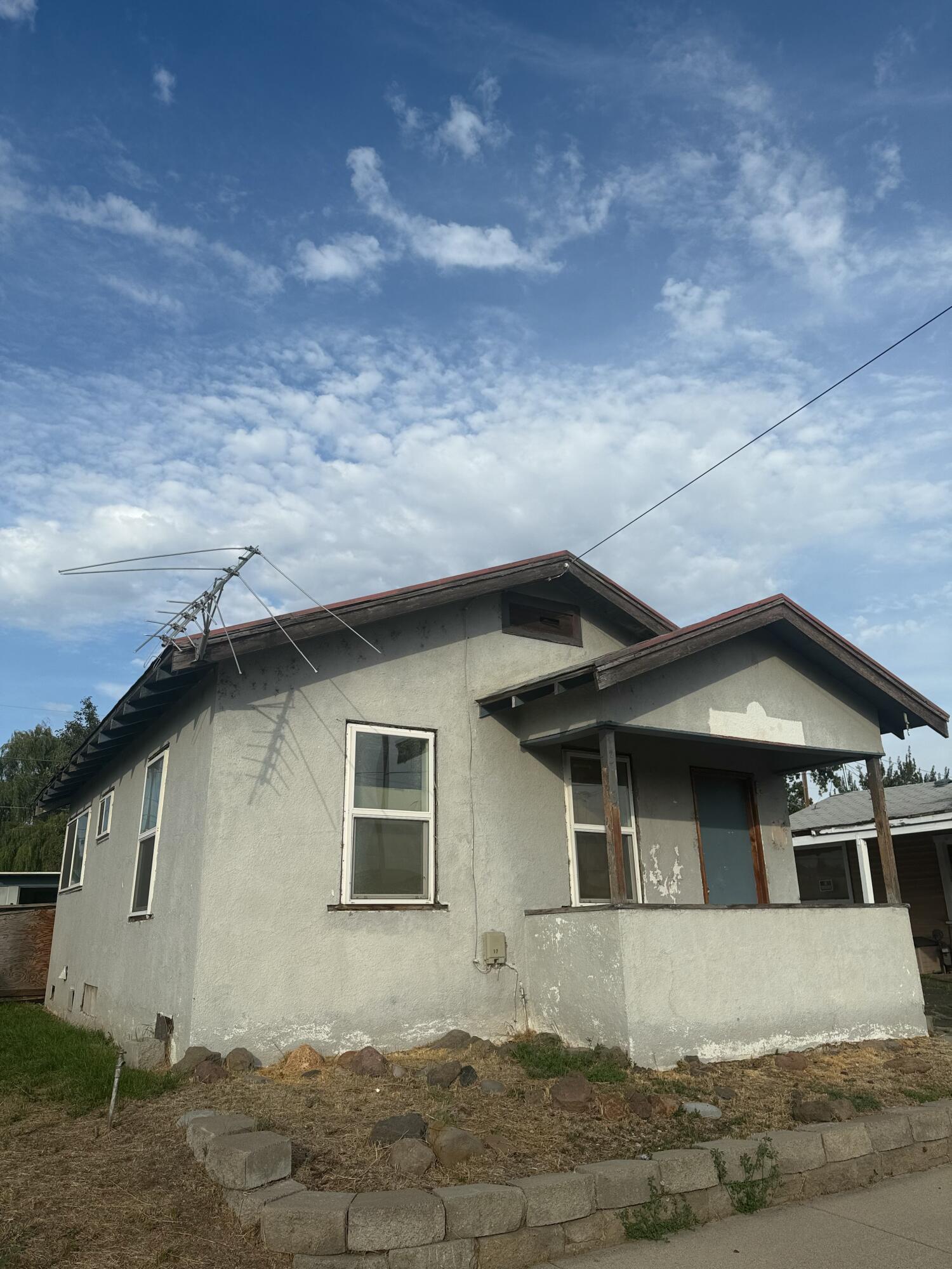 This 1 bed, 1 bath home is ready for rebuilding. Perfect for investors or buyers looking to renovate or redevelop. Property sold as-is Seller prefers 317 Martin street to be sold as a package deal, making it an ideal opportunity for those seeking multiple properties at once.