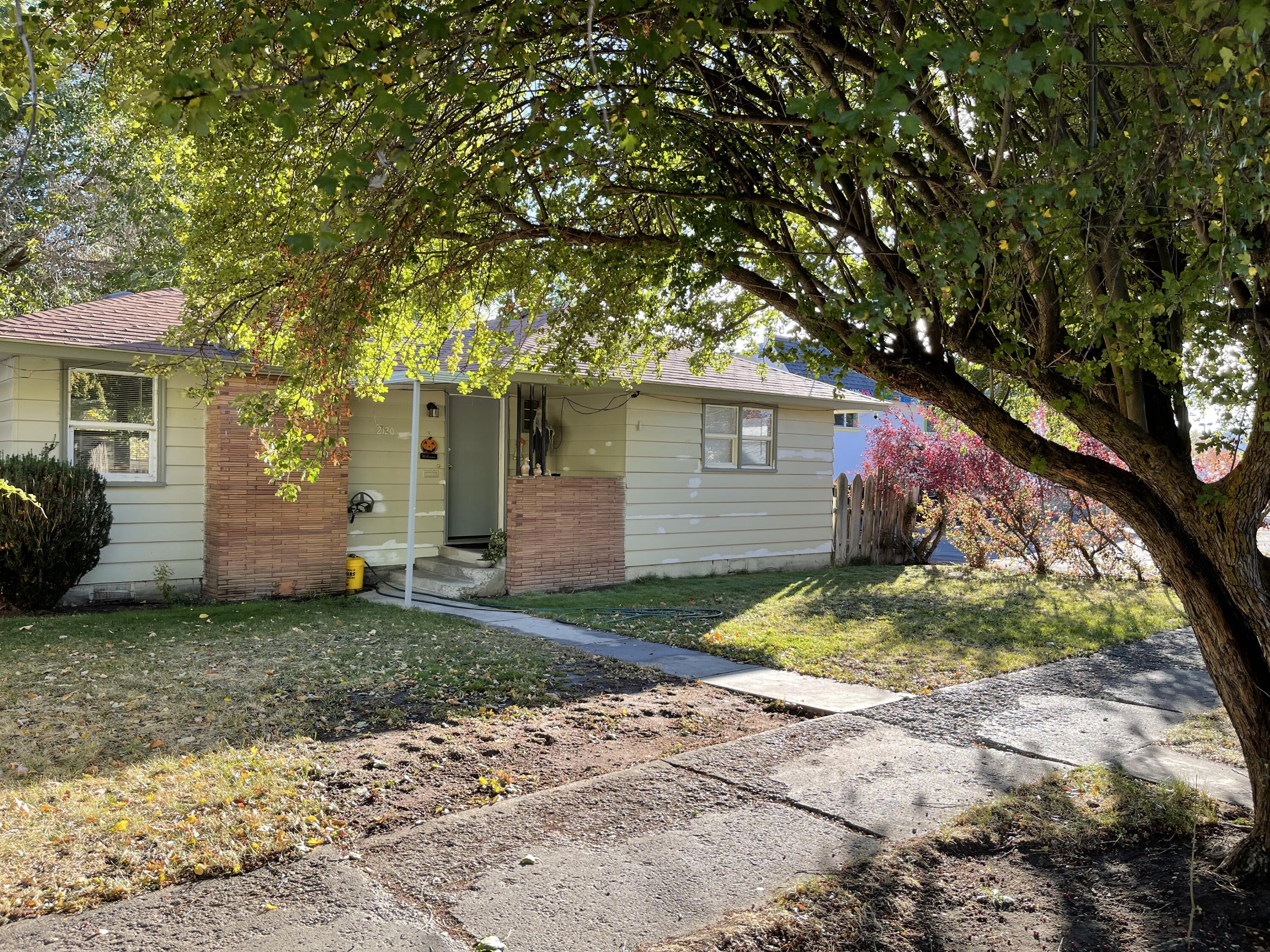 Adorable starter home waiting for new owners. This home offer a large Livingroom, tile floors in the kitchen, tile kitchen counter tops, fireplace, detgached garage with
alley access. Great opportunity waiting for new owners.
