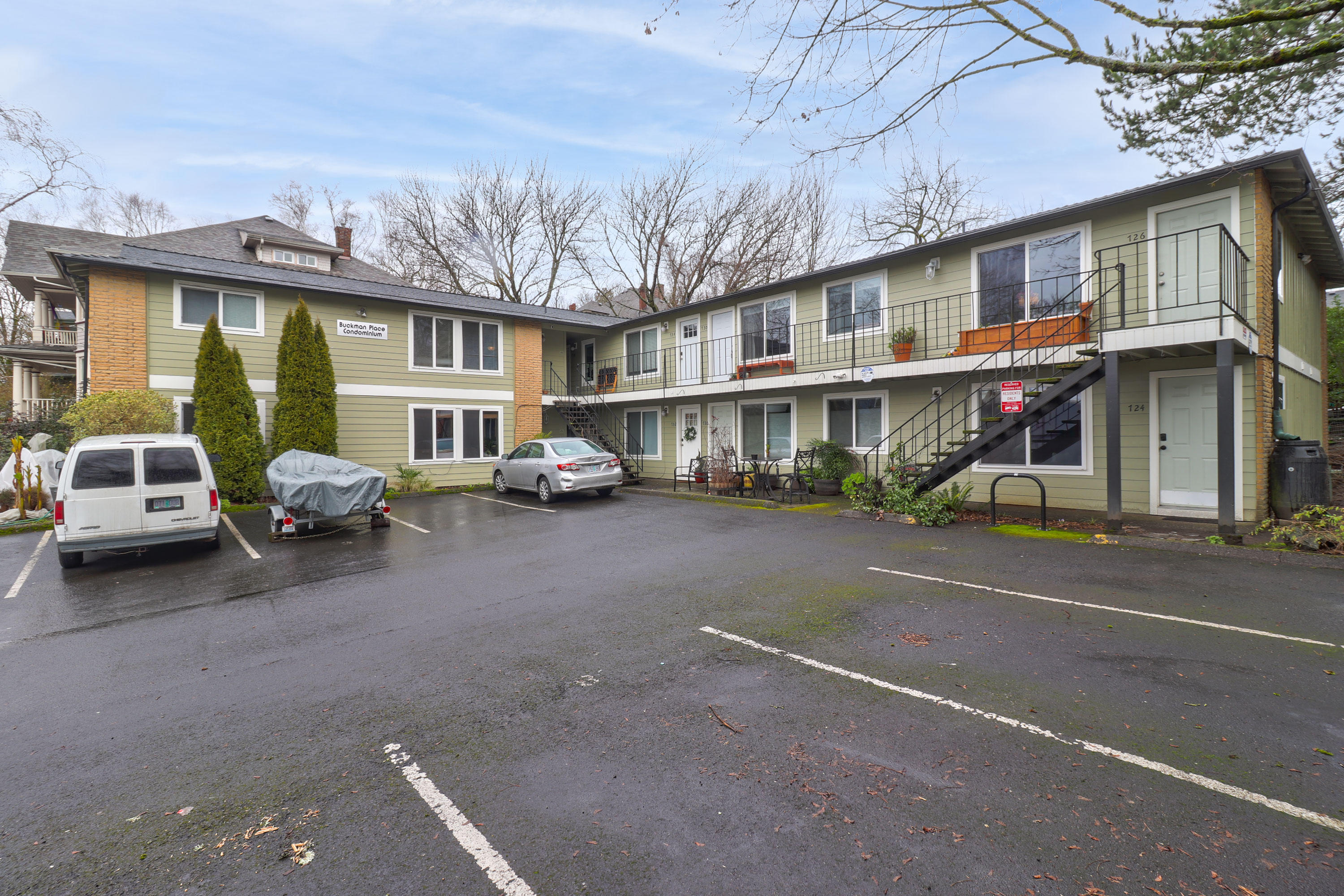 Remodeled Condo in the Heart of Buckman. Incredible location one block from restaurants, two blocks from Revolution Hall and Colonel Park. Accessible! Ground floor unit with no steps and dedicated parking spot right in front of the unit. Reasonable HOA fee includes on-site laundry. Lots of closets in this one bedroom, plus storage locker included. Hardwoods floors. Modern kitchen. All new siding 2020. Charming finishes. Click Vtour link for 3D tour.