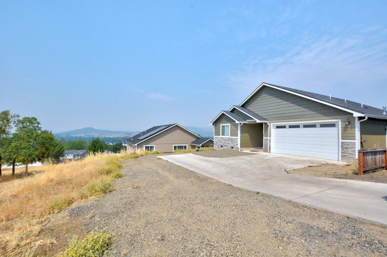 Discover the beauty of 726 Onyx St., a modern 3-bedroom, 2-bath home offering 1,659 sq ft of well-planned living space. Built in 2021, this home features
vaulted ceilings that enhance its open and airy feel. The kitchen is equipped with stainless steel appliances and granite countertops, blending style with
functionality. The spacious layout ensures comfortable living, with every room thoughtfully designed. A bonus mudroom conveniently connects to the two-car garage, adding to the home's practicality. Step outside to enjoy a fantastic patio and an easy-to- maintain yard, perfect for outdoor relaxation and entertainment.
The home boasts great views, adding a scenic backdrop to your daily life. Located in a desirable neighborhood, this property offers both convenience and
charm. Whether you're looking for a family home or a place to entertain, this home has it all. Don't miss out on this  beautiful, move-in-ready home!