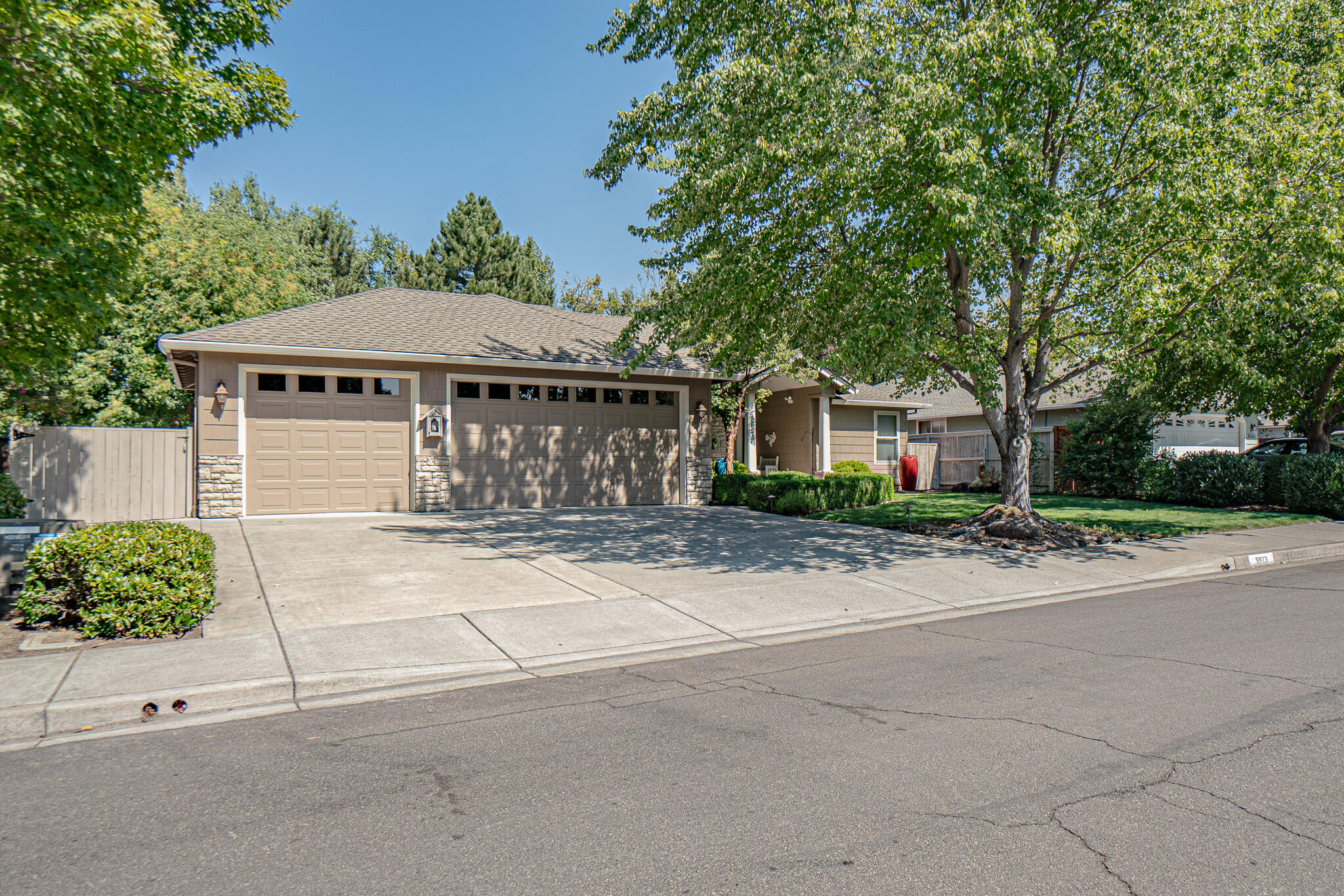 Ideally situated along the creek in the desirable Larson Creek neighborhood, this well-maintained home was built in 2000 by Pac Trend. The thoughtfully designed floor plan features a spacious great room, formal dining area, and a split-bedroom layout that allows for added privacy—all filled with abundant natural light.
Interior finishes include granite countertops, tile and hardwood flooring, and stainless steel appliances. Recent upgrades offer peace of mind, including a newer 50-year roof, updated HVAC system, and fresh exterior paint.
Enjoy the tranquil, private setting with direct access to the Larson Creek trails—perfect for nature lovers. The property also includes a three-car garage and a small side parking area. Truly move-in ready!
