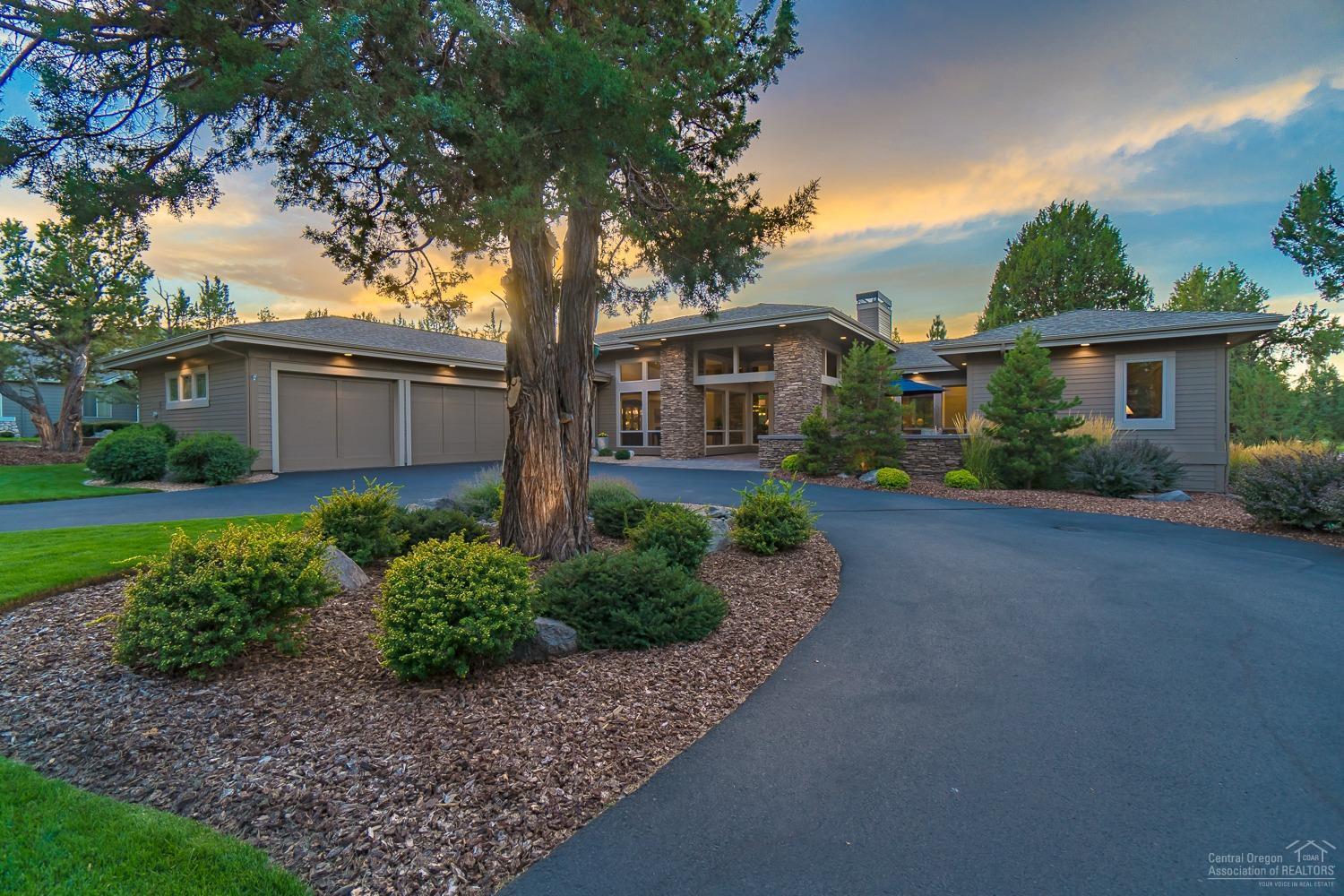 Northwest Contemporary on the 4th fairway of The Ridge Course! Single level home with great room floor plan boasts extensive built-ins, stone accents, soaring ceilings and walls of windows. Gorgeous Acacia solid hardwood floors in the great room, formal dining room, and halls. Gourmet kitchen with slab granite counters on dual islands, built-in buffet, five-burner gas cook-top, and walk-in pantry. Den with floor to ceiling built-ins. Master suite with dual vanity, walk-in shower, soaking tub and spacious walk-in closet. 8' solid core doors throughout. Paver courtyard in front and expansive paver deck with extended paver patio overlooking the fairway. A circular drive provides ample parking for guests. 891 sq ft triple car garage. Eagle Crest is home to three 18 hole golf courses, three sports centers, a spa and miles of trails.<br>