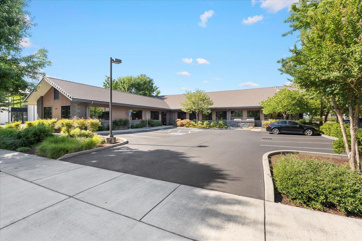 Standalone Class A office space in the highly desirable Navigators Landing development.  This property has 2 parking lots with 26 dedicated parking spaces + on street parking, garage, large conference room, 4 private offices, break room, 3 bathrooms (1 with shower), mail room and an approximately 43'x76' open space for cubicles, more private offices, and/or more. Available for immediate occupancy.