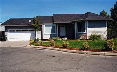 Newer Home In A Very Nice Neighborhood. Close To The Hospital, Shopping And Schroeder Park. Very Open Floor Plan With Vaulted Ceilings. Has Nice Oak Cabinets With Beveled Glass And Tiled Floors.