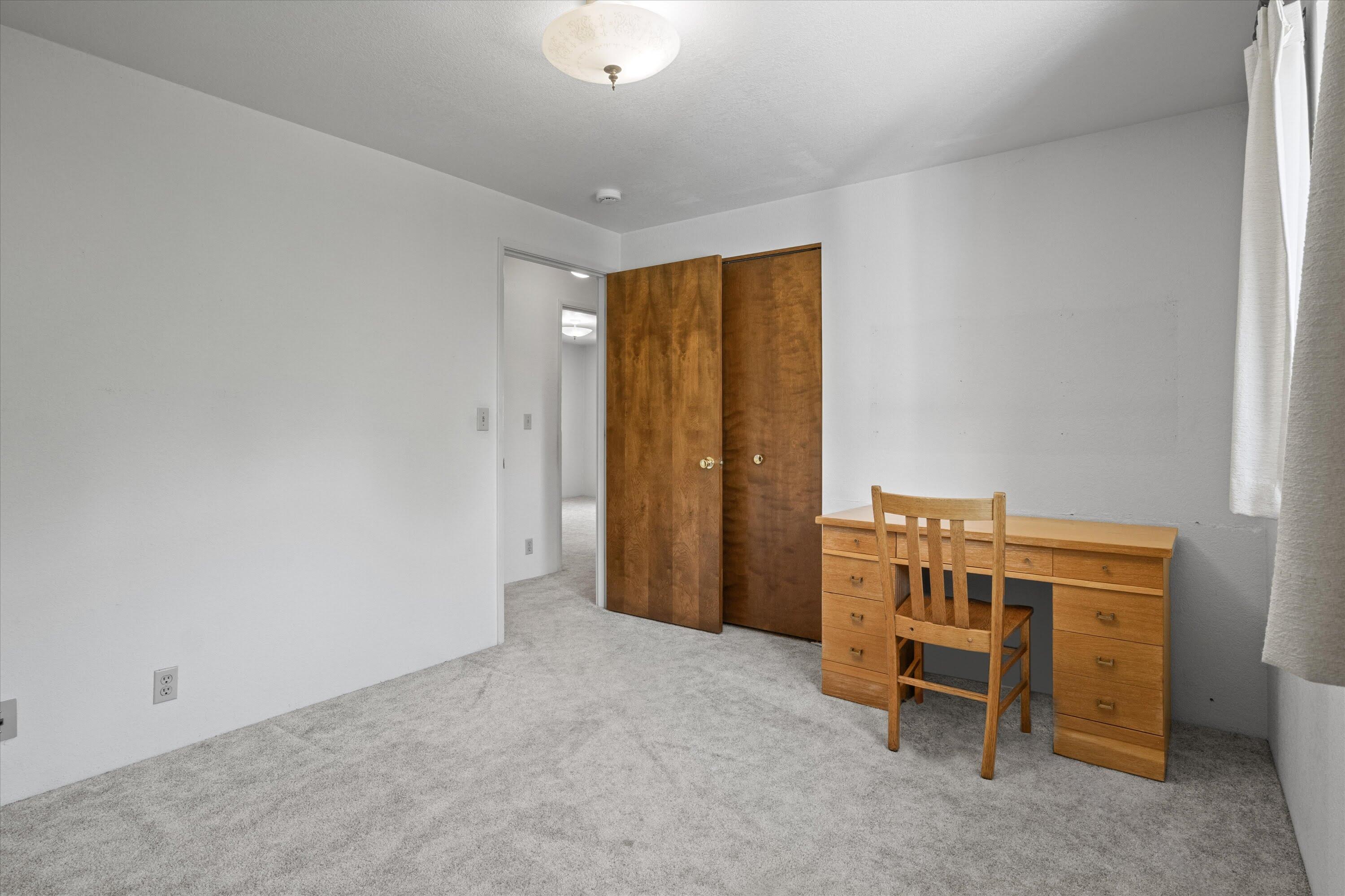 Glendale, Tow NOf Julia - Residential