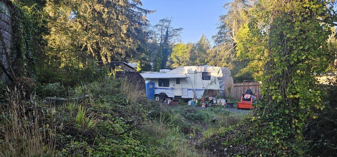 Nice lot closed to Charleston and beaches.  Bring your builder! Has city water, power and sewer. Buyers and agents to due diligence.