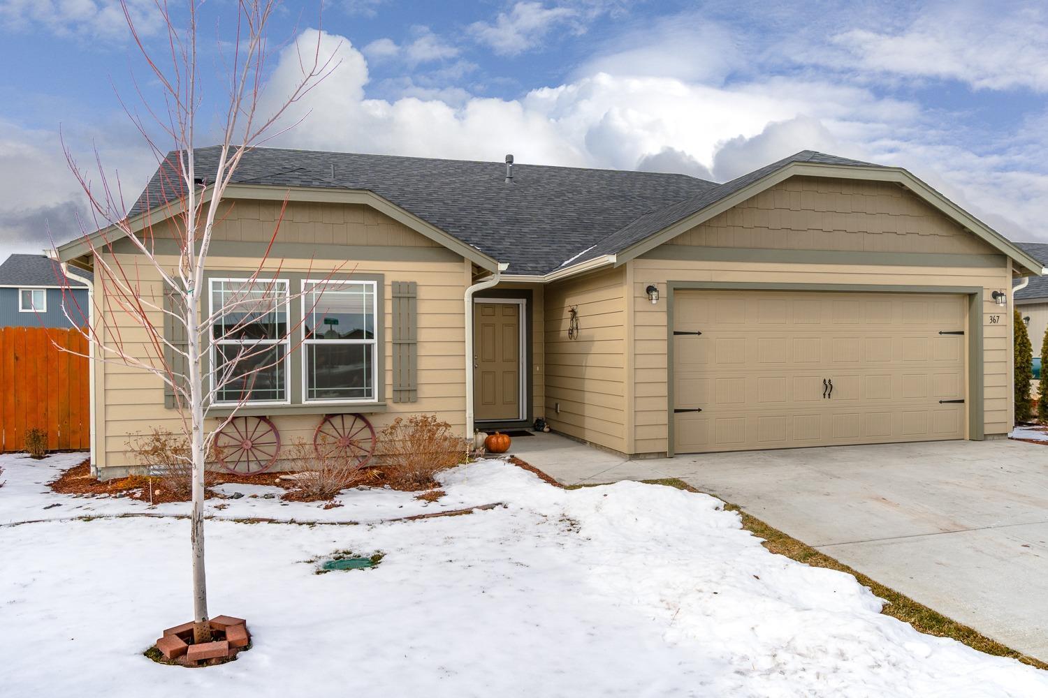 Popular Edgewood plan provides single level living while offering great room living & master separation. Laminate flooring welcomes you as you enter this newer home that has upgrades such as add'l 4' garage length, covered back patio, A/C installed, Up/Down blinds, laundry room cabinets, gas fireplace w/blower. Master has his/her walk-in closets, island kitchen w/raised breakfast bar. Plus RV parking from back double gate, raised beds for gardening & hot tub disconnect, fenced back yard & storage shed.
