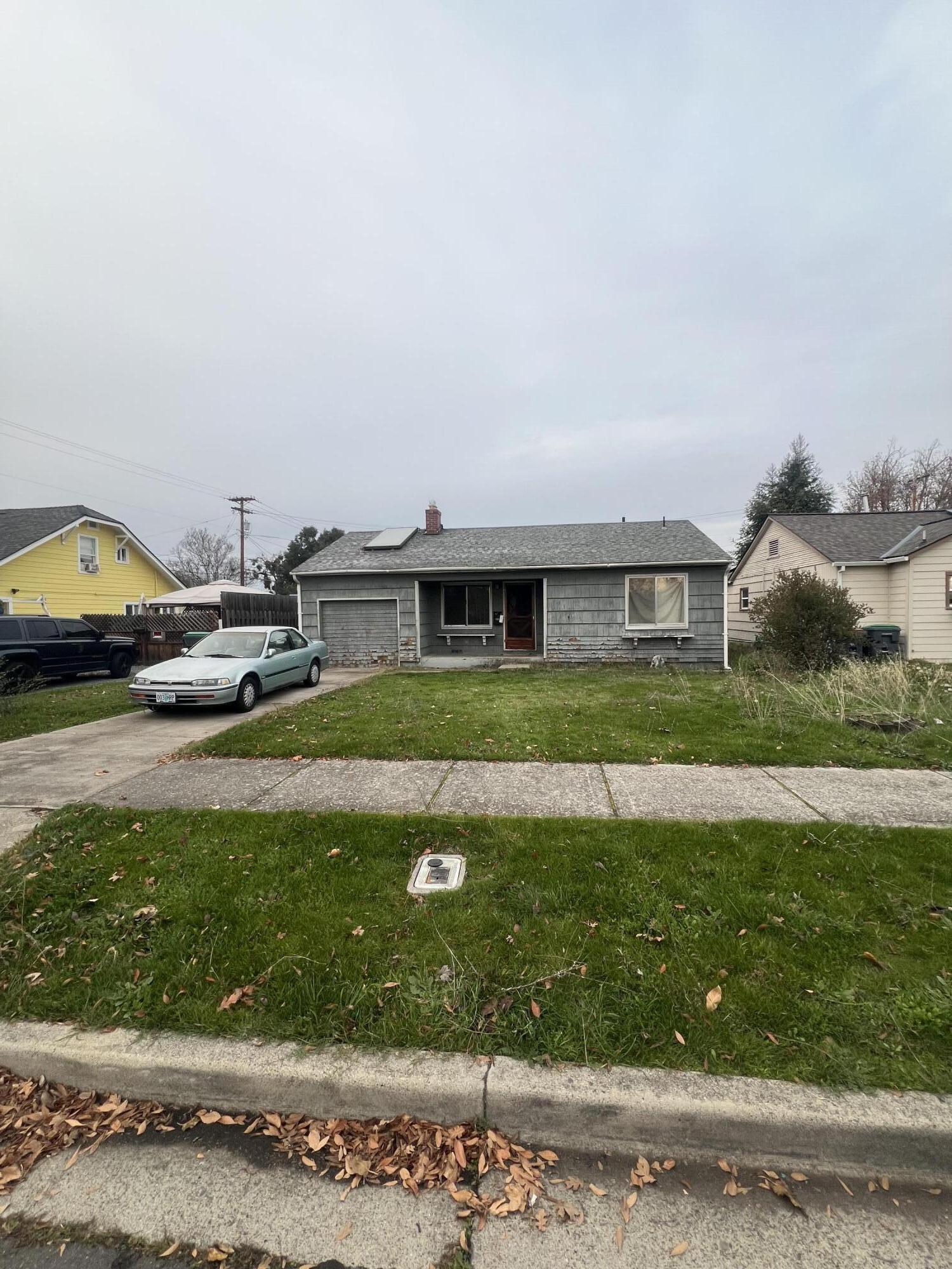 Investor Alert - 
Cash only Sale  Bring your tools and your imagination and see what this opportunity has to offer.  3 bedroom + office, 1 1/2 bathroom.  Alley access to your fenced back yard.  Zoning SFR-10.  Buyer/Buyer's agent to due their own due diligence.  Shown by appointment only.