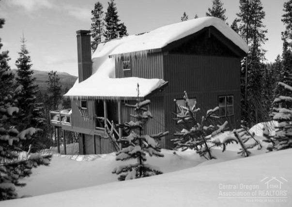 This mountain Chalet features a great room with floor to ceiling rock, wood burning fireplace, granite counter tops, gas range, knotty pine vaulted ceilings, log accents, master bedroom with propane fireplace ceramic floors throughout. Huge deck with hot tub. Paved circular driveway. full security system, motion, flood, fire & carbon monoxide available for a fee. This home would make a great full time living, vacation or VRBO.