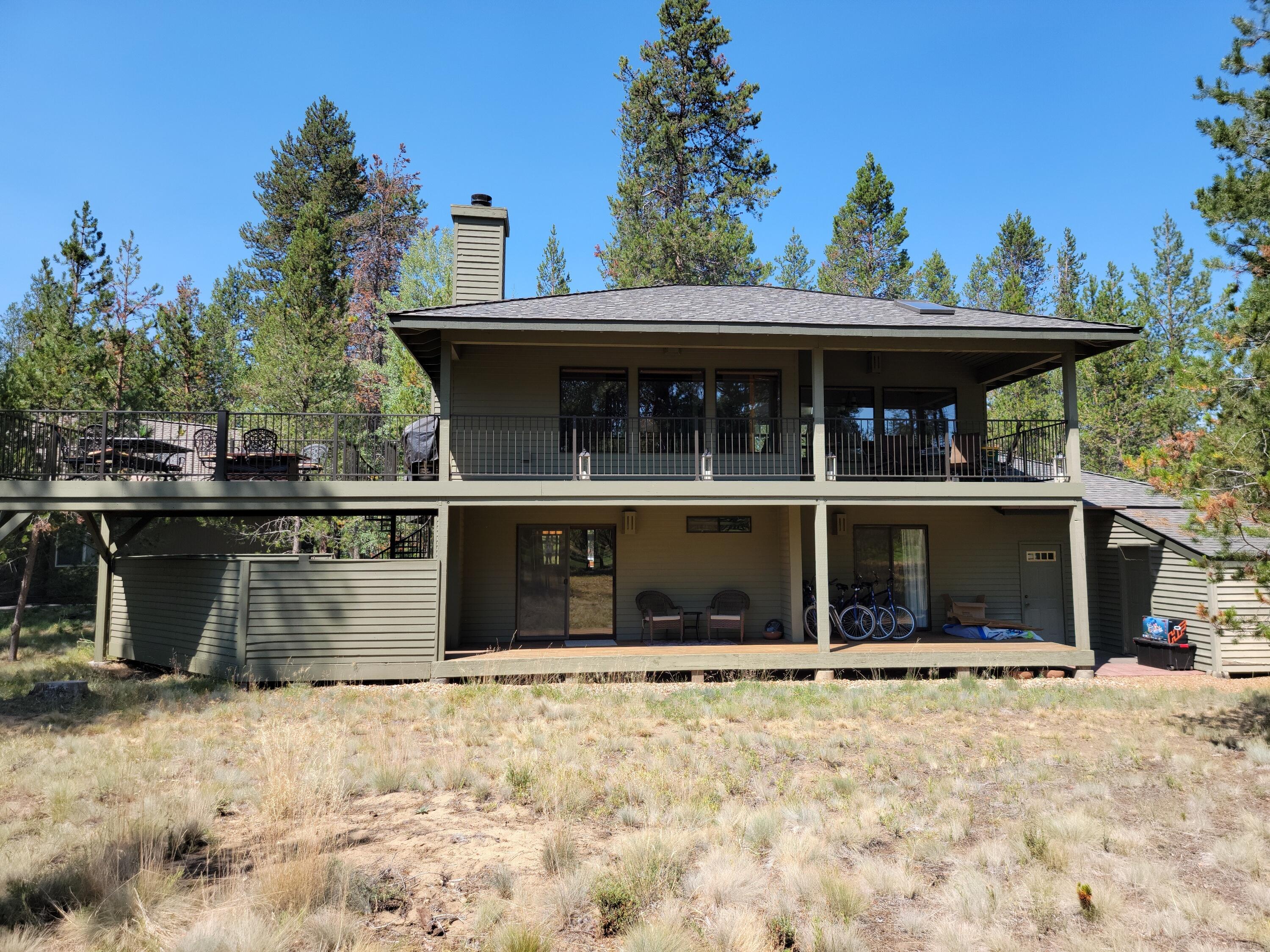 Welcome home! Tastefully updated Sunriver home located along the par 3 17th hole at the Woodlands Golf Course! 4+ bedrooms 2.5 bathrooms. Multiple outdoor deck areas for take advantage of the beautiful views! Large, private outdoor hot tub area as well. Recent upgrades include kitchen counters, bathroom counters, primary walk in shower, additional decking and so much more! There plenty of sleeping areas for all of your guests. This beautiful home has not been a rental and shows the best of care!