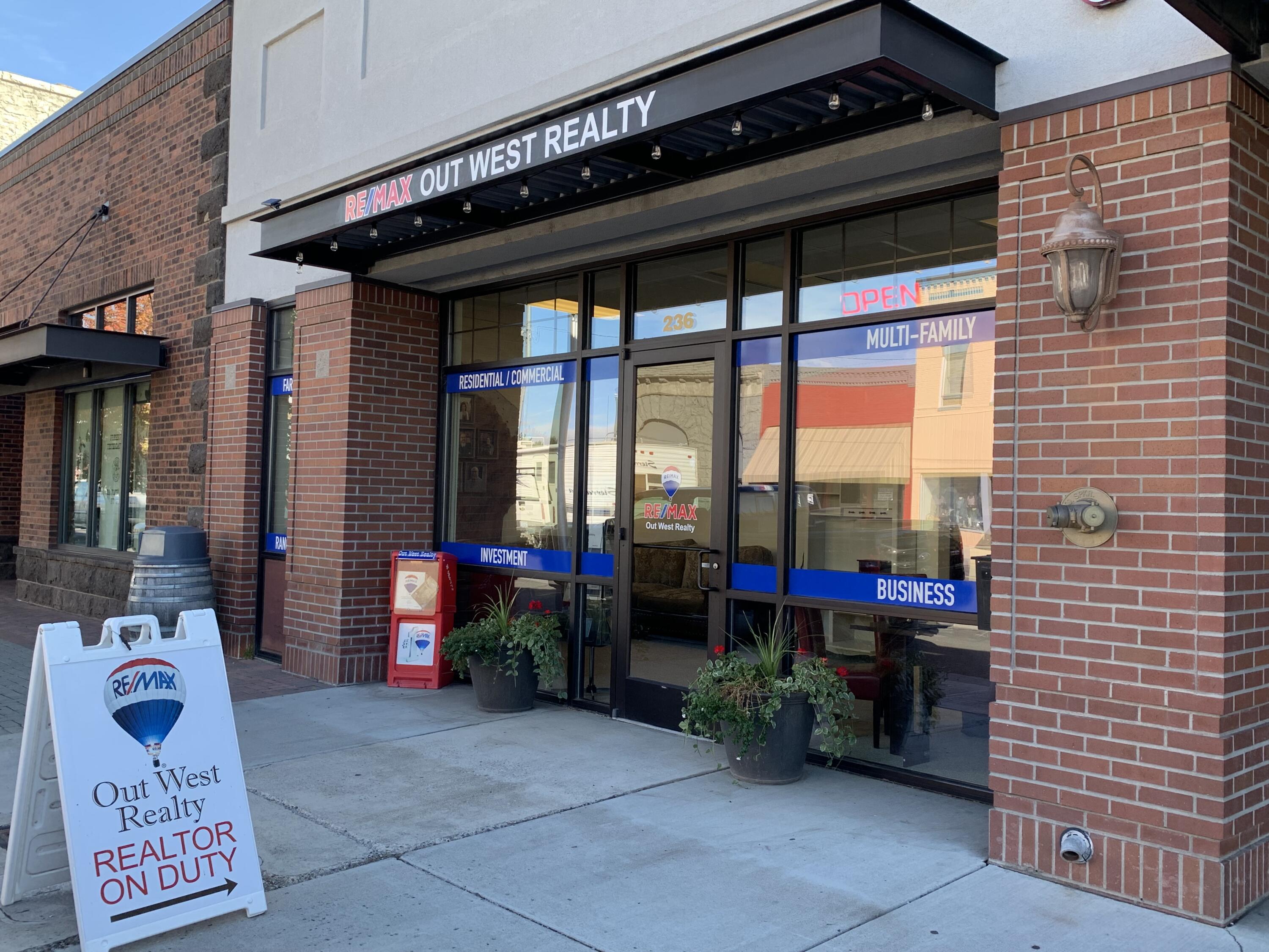Position your business in the heart of downtown Prineville with this versatile 1,890 sq ft commercial space on Main Street. Featuring excellent street
frontage, this property offers maximum visibility in a high-traffic location. Inside, you'll find multiple private offices plus open workspace, with flexibility to reconfigure or modify the layout to suit your business needs. Ideal for professional offices, retail, or service-oriented businesses looking to take advantage of strong Main Street exposure. Bring your vision and make this space work for you.

Highlights: 1,890 sq ft of usable space * Prominent Main Street frontage * Multiple private offices with adaptable layout * High-visibility location in
downtown Prineville

Lease Terms: Base Rent: $1.00 per sq ft/month * NNN: $0.25 per sq ft/month * Total: $1.25 per sq ft/month