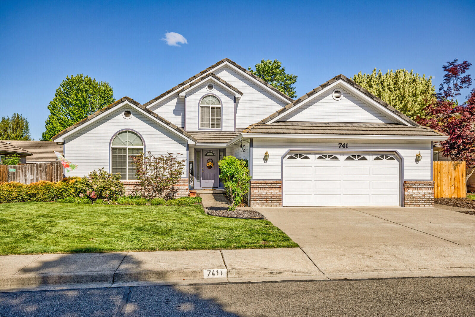Fantastic opportunity in desirable Jackson Creek Estates quiet cul-de-sac location!  This lovingly maintained home boasts main level living, spacious kitchen, gas stove, extensive countertops & cabinets w/ pull-outs, breakfast bar, large walk-in pantry, built-in china cabinet & desk area, hardwood flooring and slider to east facing patiow/ electric awning! Living room w/ vaulted ceiling and gas fireplace. Primary en-suite has large walk-in closet, private access to backyard & hot tub, dual vanity, whirlpool tub, step-in shower and linen cabinet. Two guest bedrooms & roomy guest bathroom w/ tub/shower complete the main level. In addition, there is an expansive upper level bonus room w/ vaulted ceiling and slider to deck. 2 car garage w/ pull down ladder for more storage. Newer HVAC, hot water heater & fencing. Five sizeable raised garden beds and/or RV parking possible. Community park w/ trail along creek & Mae Richardson Elem. All appliances included!!

Open House, May 22, 2:30-4:00