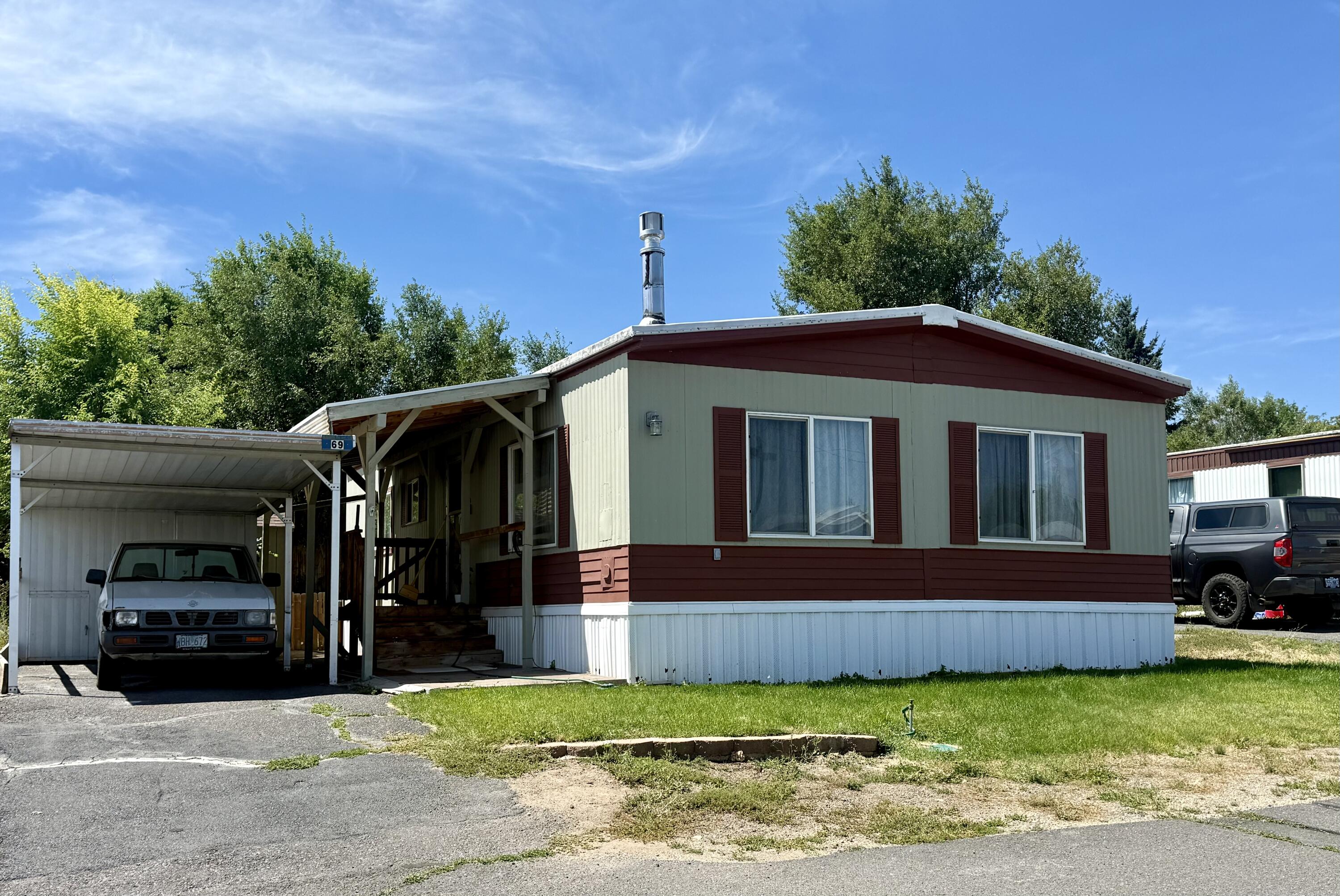 Well Kept 2 bedroom 1 bath home in Villa West Park. 1972 Glenbrook Hone ID# 156851 Serial# 5207A & B. Quiet location at the end of a road. There are some items left that will be included with this sale. This home also features a beautiful backyard Being sold as-is.