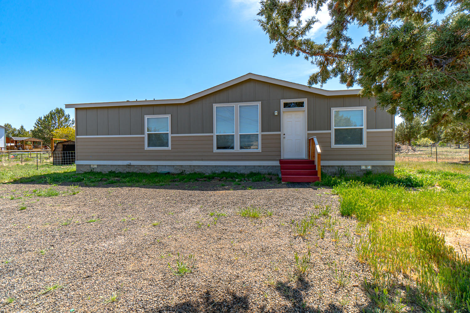 Move in ready home with Cascade Mountain views in the heart of Central Oregon's Crooked River Ranch. Great room style layout w/Master Separation. Living room windows showcase the Cascades & bring in tons of light. Central kitchen w/espresso toned, extra tall cabinets, tons of counter space & storage & coffee bar too. Breakfast nook & dining areas & huge walk in pantry/mudroom & laundry. Refrigerator, washer & dryer included! 2016 construction situated on 1.23 acres leaving plenty of space for your dream shop or critters! Don't miss all the amenities CRR has to offer - golf, horse friendly trails & common areas, pool, club house, lodging, restaurant, bar & more. Just minutes from world class fly fishing too. Don't let this one get away!