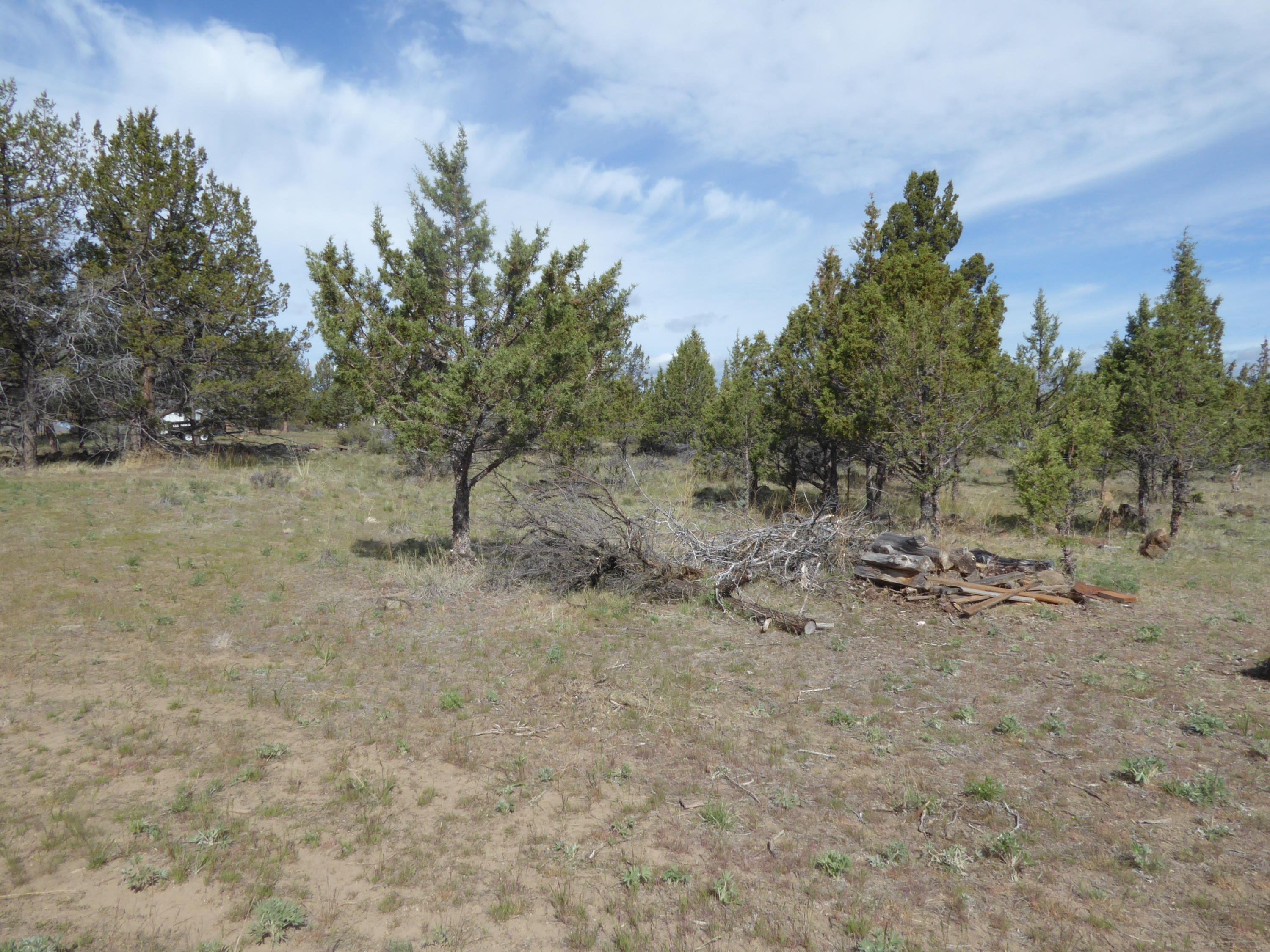 Nice flat 2.5 acre lot inside the 3 River Recreational Off Grid Community. Camp now build dream home later. Enjoy private beach on the Metilous River, Private air strip, gun range and common areas to ride dirt bikes and ATV.