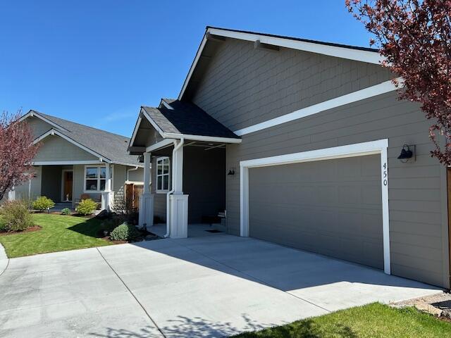 * Option to carry at 5% depending on down payment with a balloon payment at end of set term.
* The home is well-maintained & features fully landscaped yards, saving you the significant expense of installing them today.
* It's situated in a wonderful neighborhood with great neighbors, located in a quiet court.
* Convenience is key, the property is close to all essential amenities and offers easy access to the motorway.
* Getting to the airport is straightforward without needing to use the motorway.
* Outdoor enthusiasts will appreciate the proximity to Smith Rock (just 8 minutes away without motorway driving) for hiking, mountain climbing, and fishing.
* Downtown is less than a 5-minute drive.
* The lot size allows for up to 10 chickens, as permitted by HOA rules (non-commercial use).

*Buyers MUST be Pre-Approved before Scheduling a Showing 

*Incentives for Cash Buyers