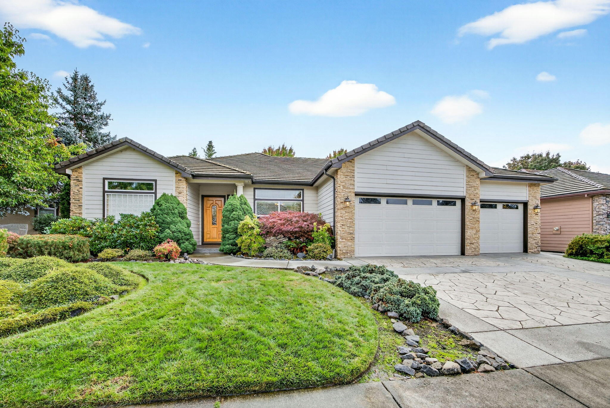 This lovely single-story home in a beautiful location at the Eagle Point Golf Course is ready for your viewing pleasure. The floor plan is excellent, featuring a separate formal dining area and a breakfast nook off the kitchen. The gourmet kitchen looks into the large family room with a gas fireplace. All bedrooms are oversized, and yes, the three-car garage!
Curb appeal is a 10+, and the rear yard is private, featuring a full-length covered patio and a little stream running behind, which is very relaxing.