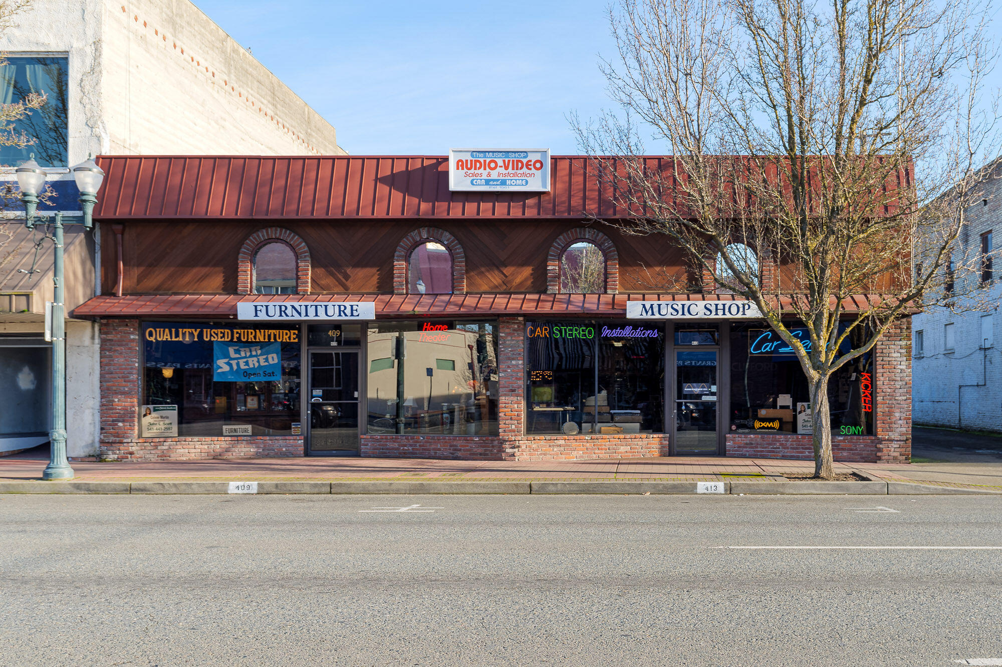 Commercial Building in Historic Downtown Grants Pass, could be divided into 2 seperate   rental spaces.
