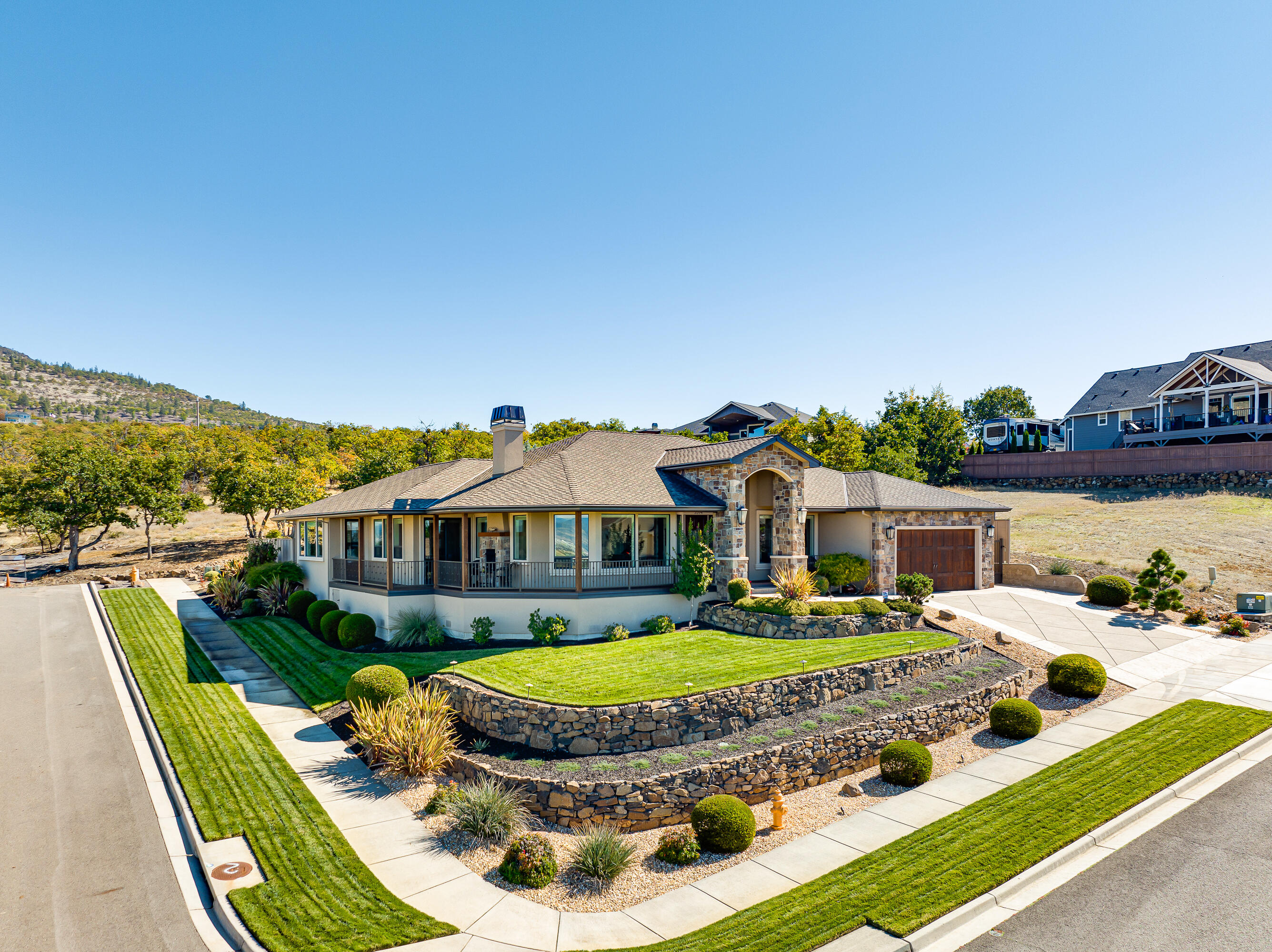 Fantastic, Pagnini built E. Medford home w/unsurpassed views of the valley & city lights! Enjoy single level living in this 4 bed + office/bonus/4th bed, 2.5 bath home w/soaring ceilings, hardwood floors, designer lighting, an open, split bedroom floorplan, ideal for hosting & entertaining. Grand entryway leads to the great room featuring a stunning wall of windows, coffered ceiling, gas fireplace w/stone surround & intricate hardwood mantle. Large, open chef's kitchen w/granite countertops, ss appliances, double door appliance garage, large center island & Butler's pantry w/built-in prep area. Spacious eating area w/a built-in buffet. Luxurious master retreat w/a spa-like ensuite, walk-in closet w/built-ins & private deck access. Beautifully maintained park-like grounds with a striking water feature, spacious patio & tandem 3 car garage. Intricate wrought iron railing lines the wrap around front deck & enchanting built-in gas fireplace to enjoy the views. Truly a spectacular property
