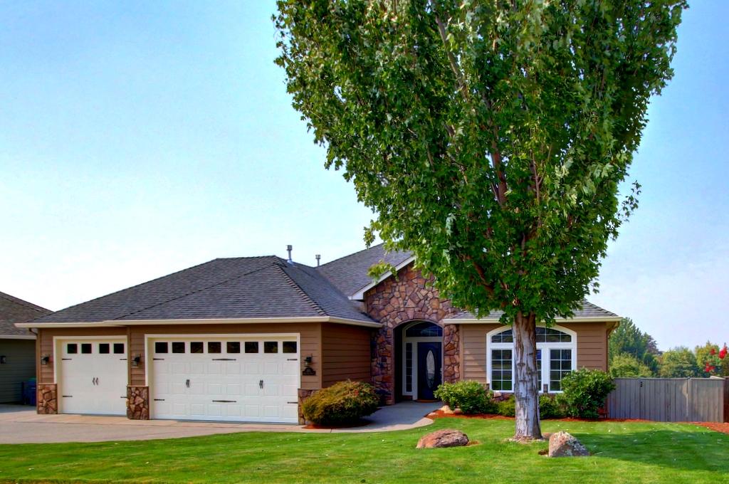 Beautiful home located in the highly desirable Summerfield Subdivision in East Medford. This well maintained 3200 plus square foot 4 bedroom plus office home is move
in ready. The home features nice views of the valley from the deck and backyard, open and bright floor plan, large master suite, travertine stone shower and jetted tub, lots
of storage, corner fireplace, hardwood floors, 3 car garage, garden area, coffee bar/butler pantry, beautiful kitchen with plenty of granite, stainless appliances and much
more.