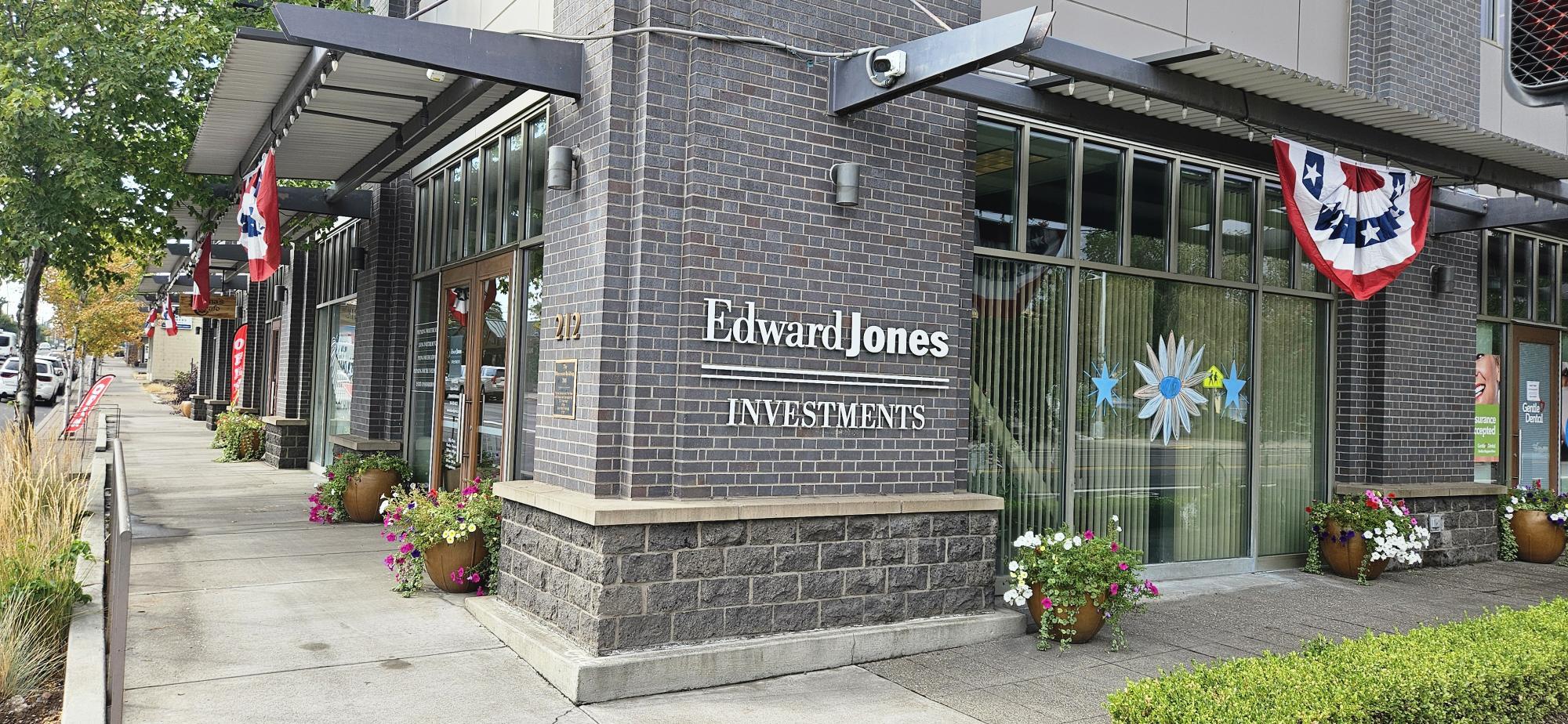 The ''Prime'' corner in Downtown Madras, signalized intersection, Class A Office/Retail space.  First vacancy in 18 years. formerly national tenant Edward Jones Investments.    With 1,100 sq. ft., two private large offices, lobby / waiting room area, storage/break room.  ADA bathrooms shared in the hallway.
Access from the parking lot/lobby and street.
Perfect for professional offices, medical, legal, retail, nonprofit or public agency.   Security cameras in all public areas inside and out.  Base rent $1.25 sq. ft. + NNN for power, water/sewer, common area costs etc.
Leasing Agent is part owner of the building.