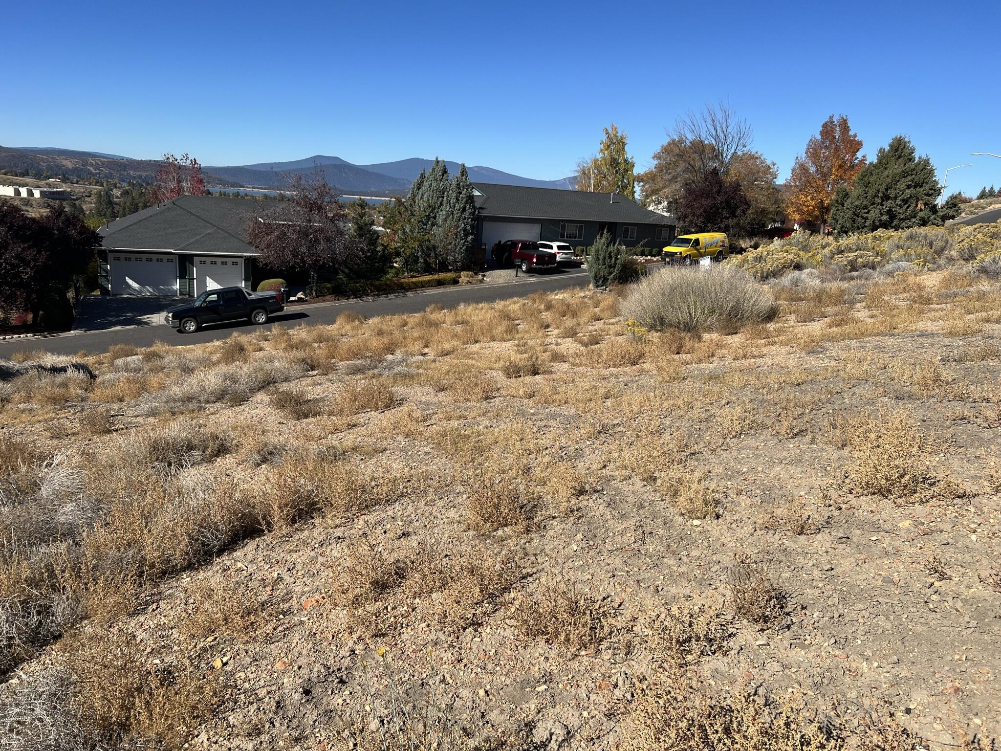 Great .24 acre home site location in desirable Nob Hill. Close to OIT and Sky Lakes Medical Center. Property has wonderful views of Klamath Lake and the surrounding mountains. No utilities have been installed on the property. Buyer and buyers agent to due own due diligence.